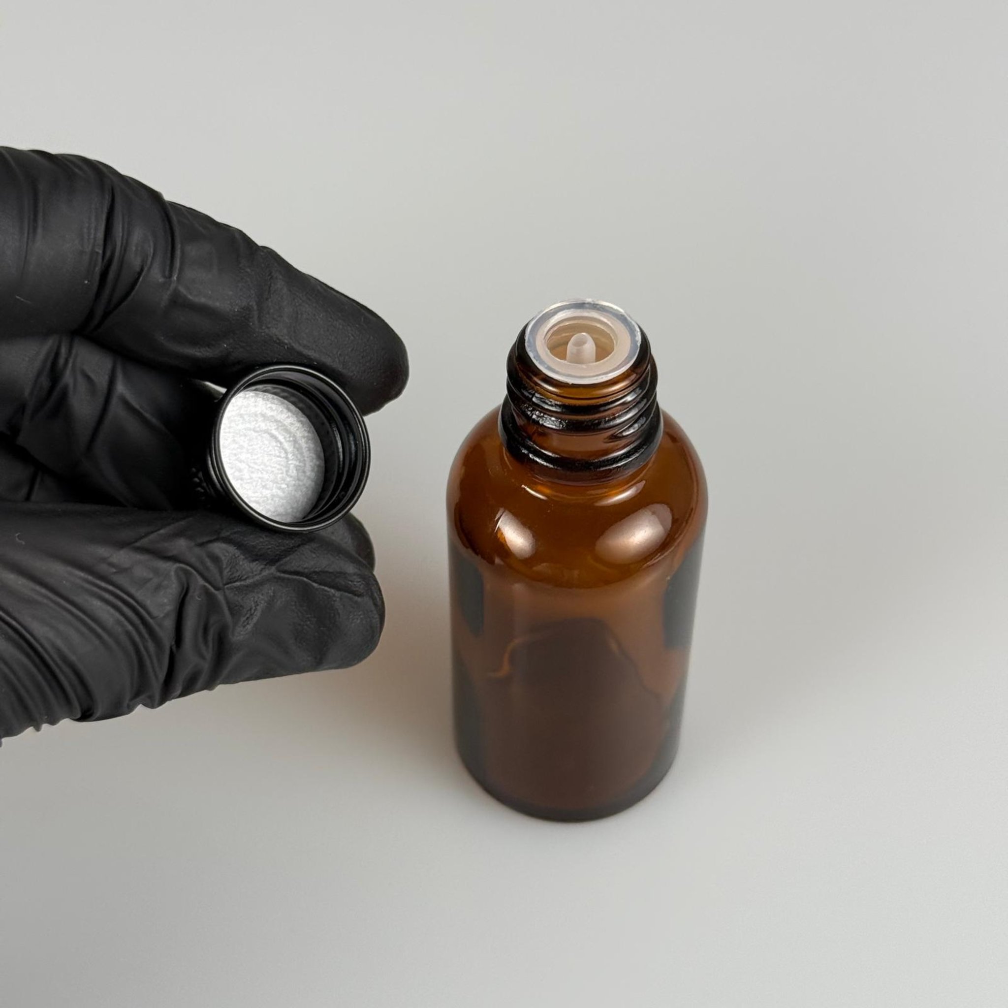 30 CC AMBER CAM ŞİŞE + KÖPÜK CONTALI SİYAH ALÜMİNYUM METAL KAPAKLI + DAMLALIKLI KOLONYA TIPALI TAKIM - 30 ML KAHVERENGİ CAM ŞİŞE