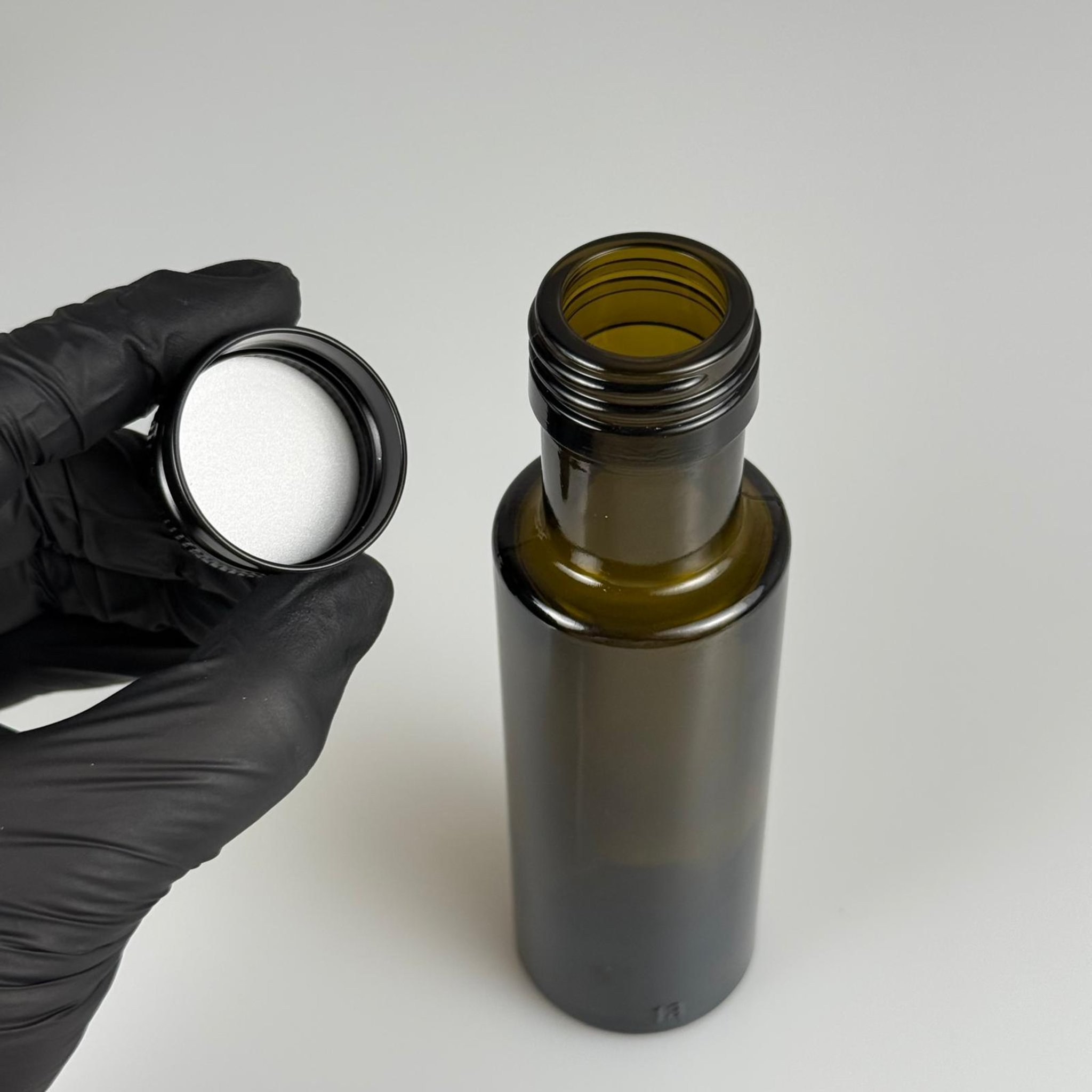 100 CC DORİKA CAM ŞİŞE KOYU YEŞİL (31 MM AĞIZ) - CONTALI SİYAH ALÜMİNYUM METAL KAPAKLI - 100 ML SİLİNDİR DORİCA YAĞ VE SOS ŞİŞELERİ