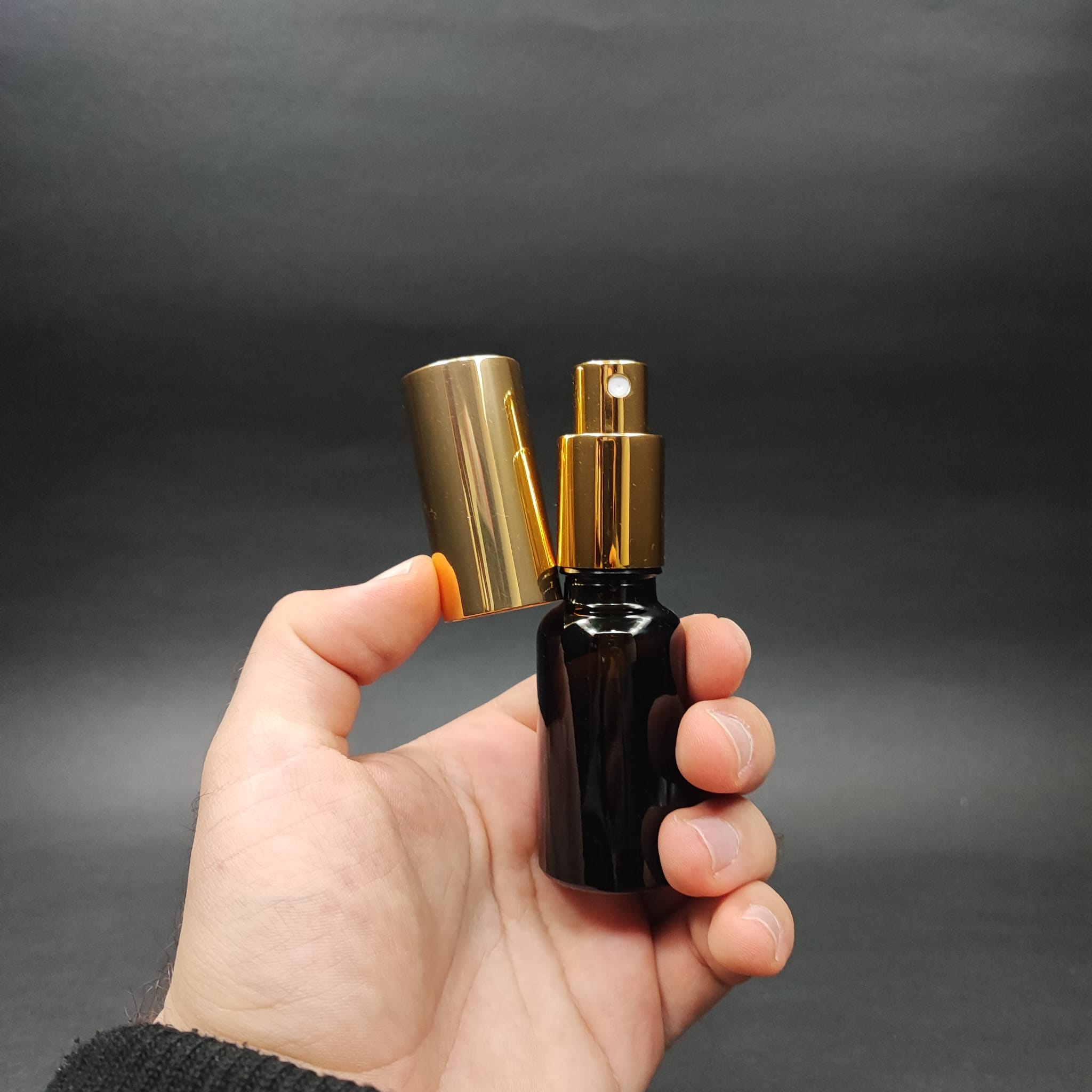 20 ML LÜKS VİDALI VALF ÇEVİRME PARFÜM ŞİŞELERİ - 20 CC KOYU AMBER CAM ŞİŞE - GOLD  METAL SPREYLİ KAPAKLI SET