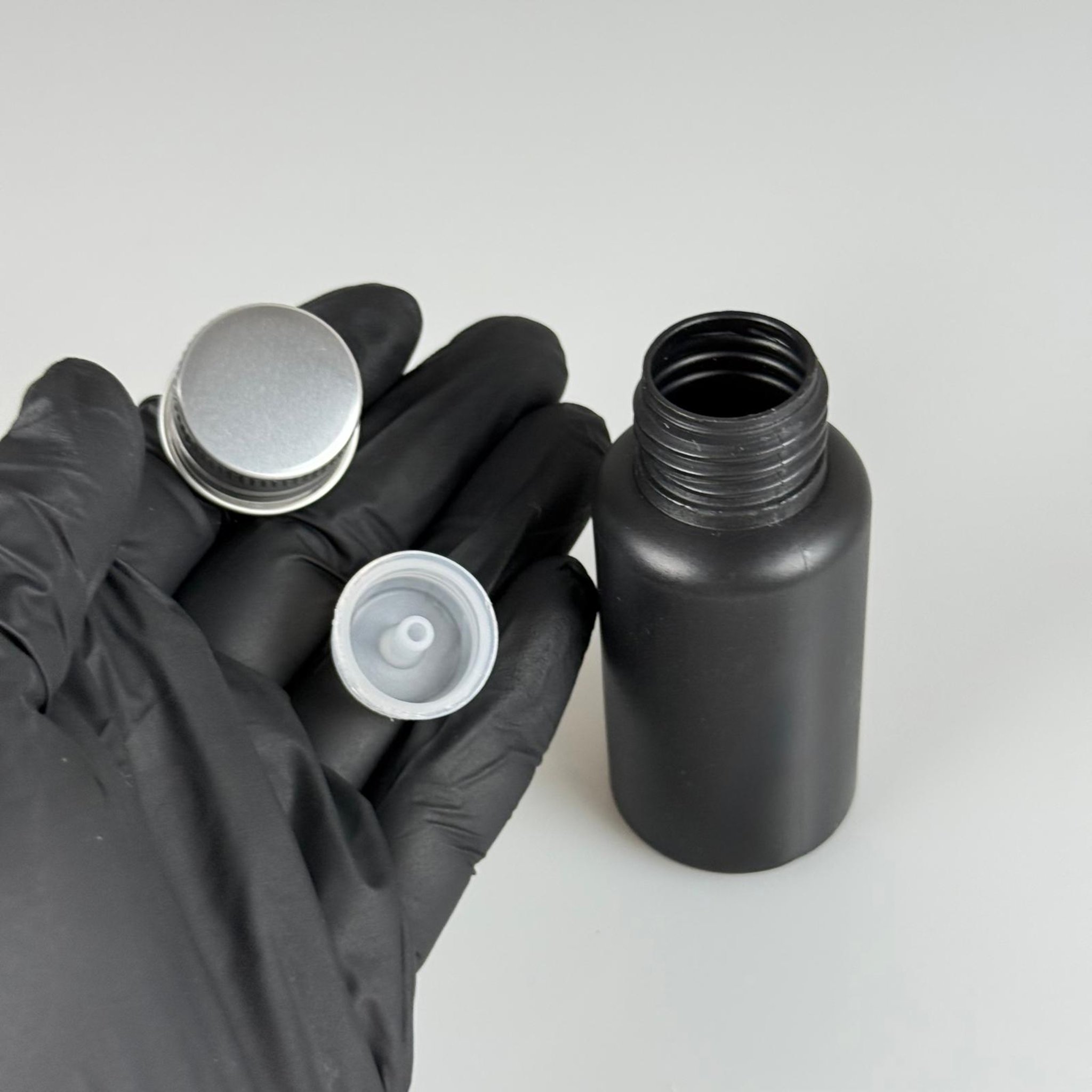 50 CC SİYAH POLİETİLEN PLASTİK ASETON ŞİŞESİ ( 24 AĞIZ ) + KÖPÜK CONTALI GÜMÜŞ METAL ALÜMİNYUM KAPAK + KOLONYA TIPALI TAKIM - 50 ML KAPAKLI SİYAH PLASTİK ŞİŞELER