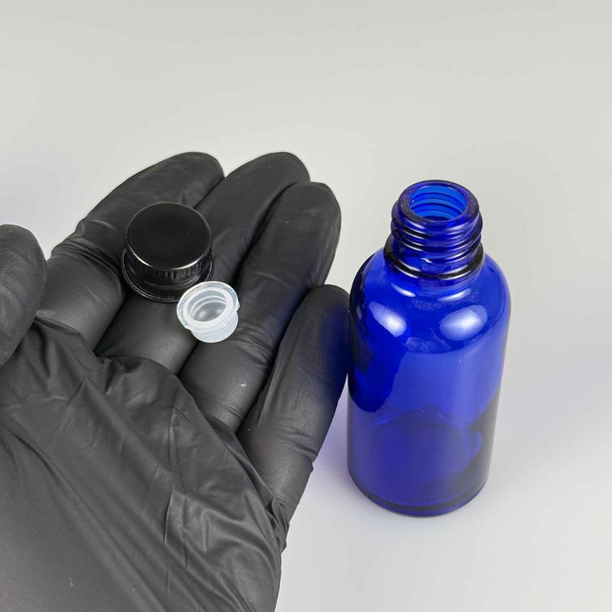 30 CC MAVİ CAM ŞİŞE + KÖPÜK CONTALI SİYAH ALÜMİNYUM METAL KAPAKLI + KÖR TIPALI TAKIM - 30 ML MAVİ CAM ŞİŞE