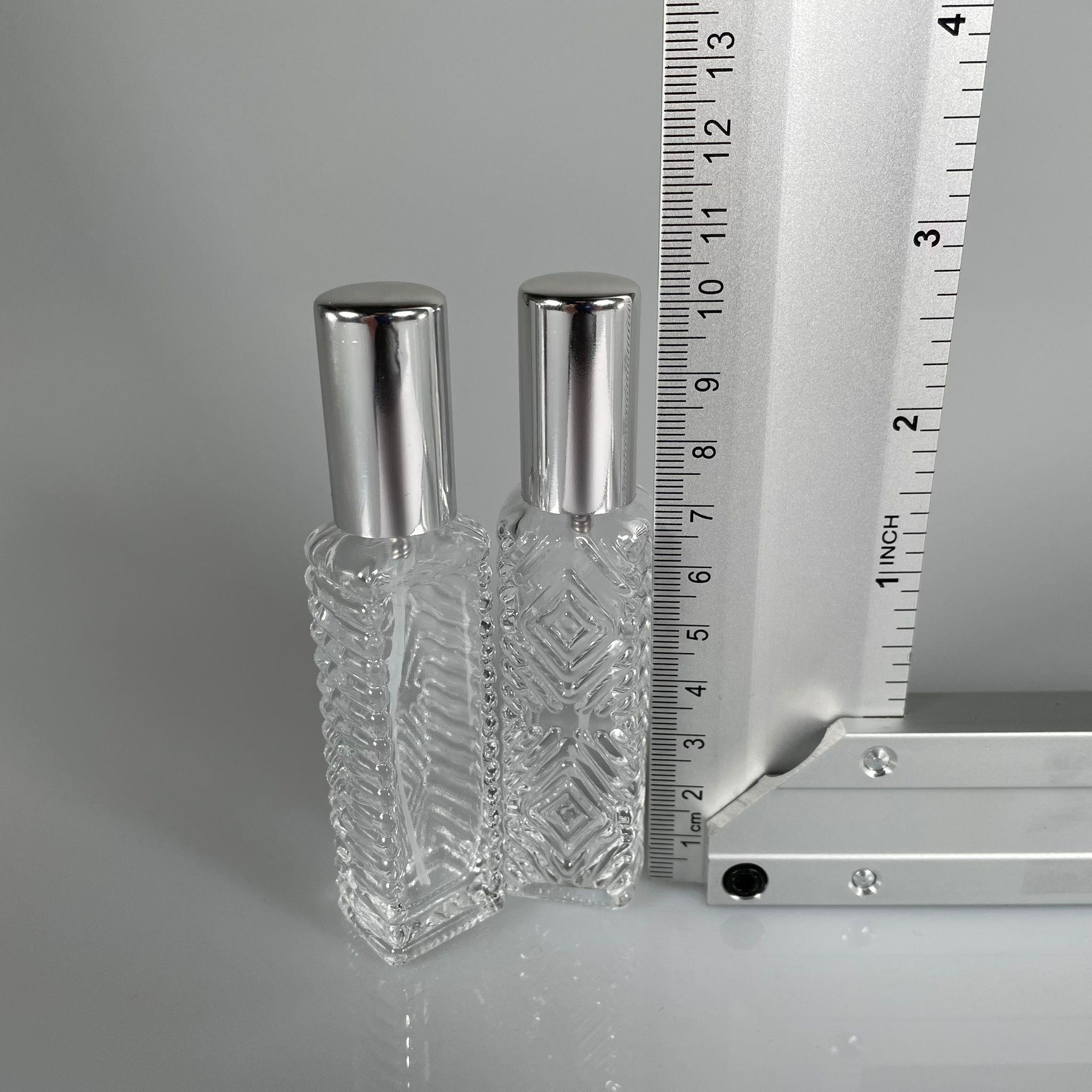 10 CC KARE KÖŞELİ DESENLİ TESTER PARFÜM ŞİŞESİ - CAM KALEM PARFÜM ŞİŞESİ GÜMÜŞ METAL SPREYLİ KAPAKLI TAKIM - 10 ML CAM TÜP PARFÜM ŞİŞESİ - VİDALI SPREY VALF TEKRAR DOLDURULABİLİR - HEDİYELİK CAM KOLONYA ŞİŞESİ - DÜĞÜN, NİŞAN, SÖZ, KINA, CENAZE, PROMOSYON İÇİN HEDİYELİK KOLONYA ŞİŞELERİ