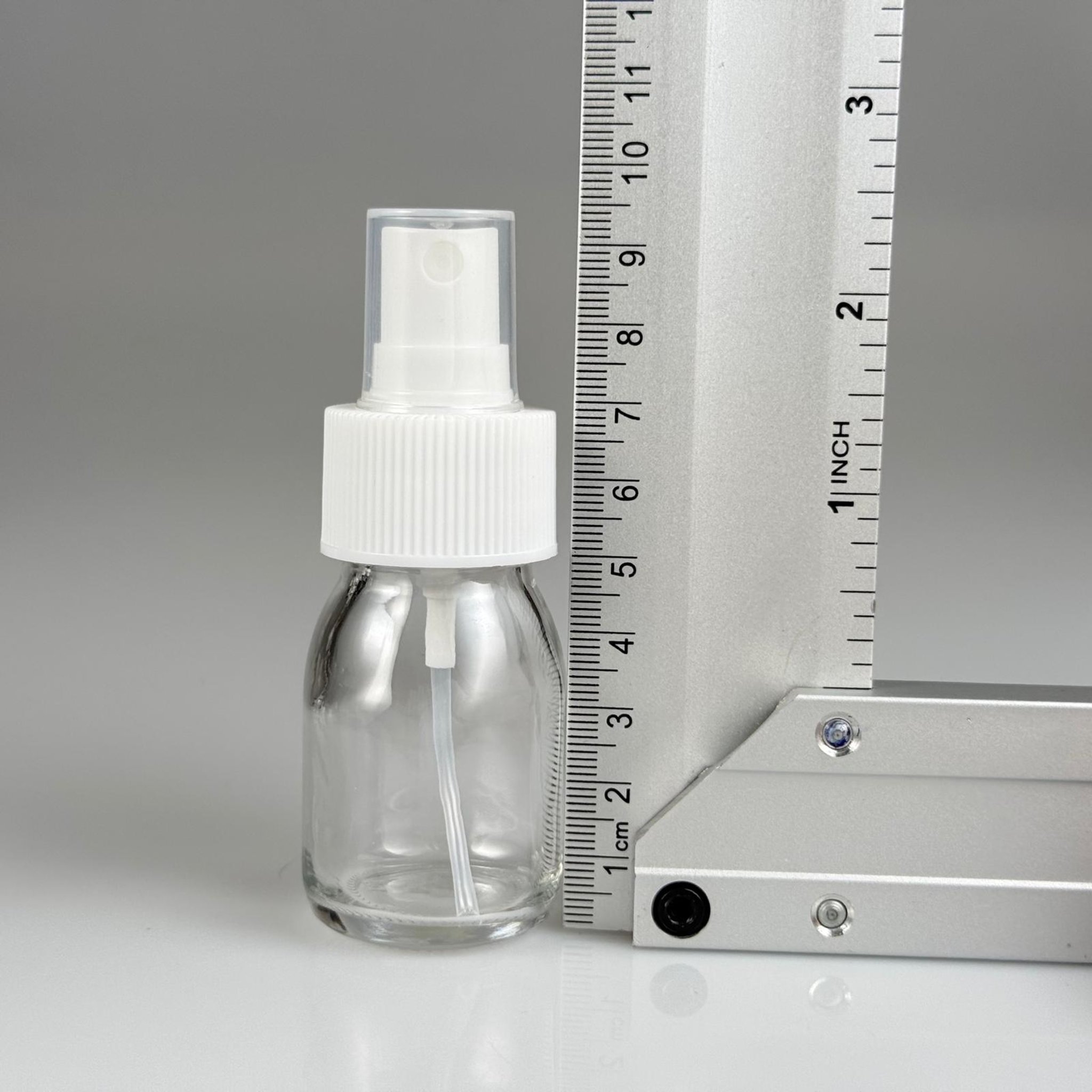 30 CC GENİŞ AĞIZLI ŞEFFAF CAM ŞİŞE BEYAZ SPREYLİ TAKIM - 30 ML ŞEFFAF ŞURUP ECZA ŞİŞESİ - MİKROPLARDAN KORUNMASI İÇİN İLAÇLANMIŞTIR, SUYA TUTUNCA ŞEFFAF RENGİ ALIR