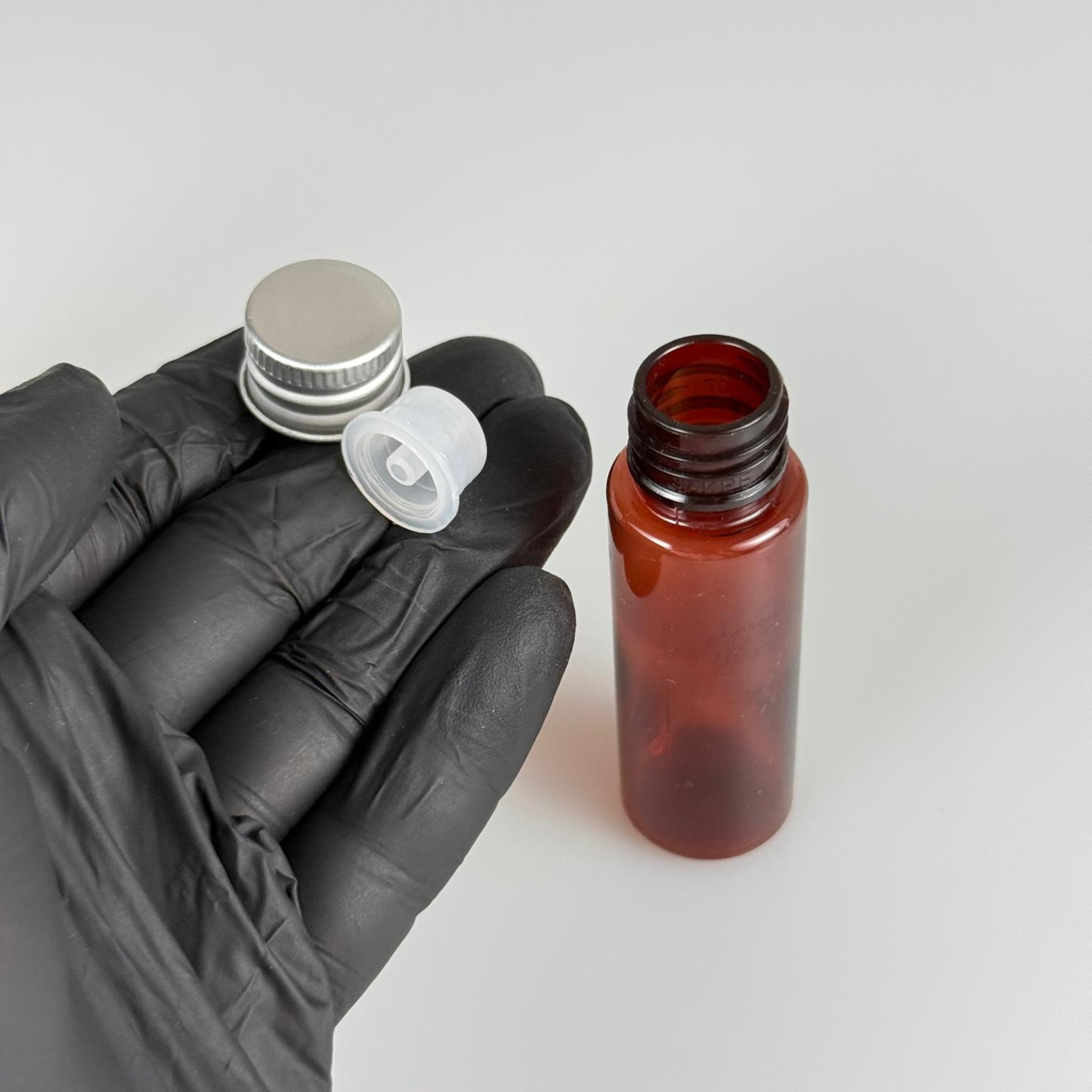 20 CC PET AMBER SHOT ŞİŞE - KÖPÜK CONTALI GÜMÜŞ ALÜMİNYUM METAL KAPAKLI + DAMLALIKLI KOLONYA TIPALI TAKIM - 20 ML KAHVERENGİ PLASTİK ŞİŞE