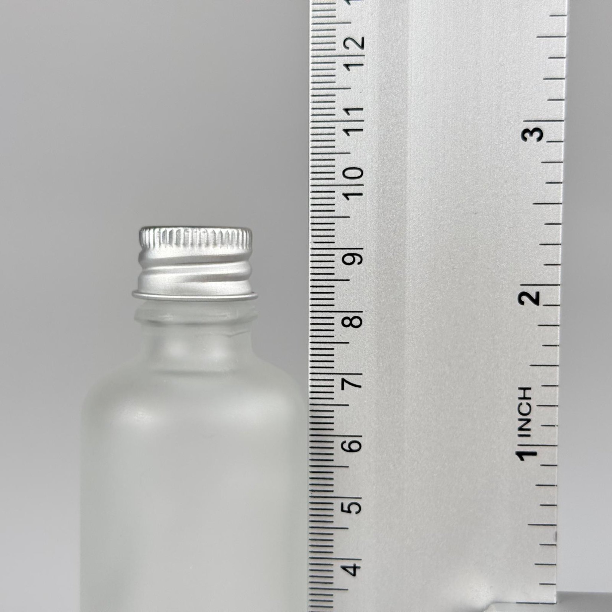 50 CC BUZLU CAM ŞİŞE + KÖPÜK CONTALI GÜMÜŞ ALÜMİNYUM METAL KAPAKLI + KOLONYA TIPALI TAKIM - 50 ML BUZLU CAM ŞİŞE