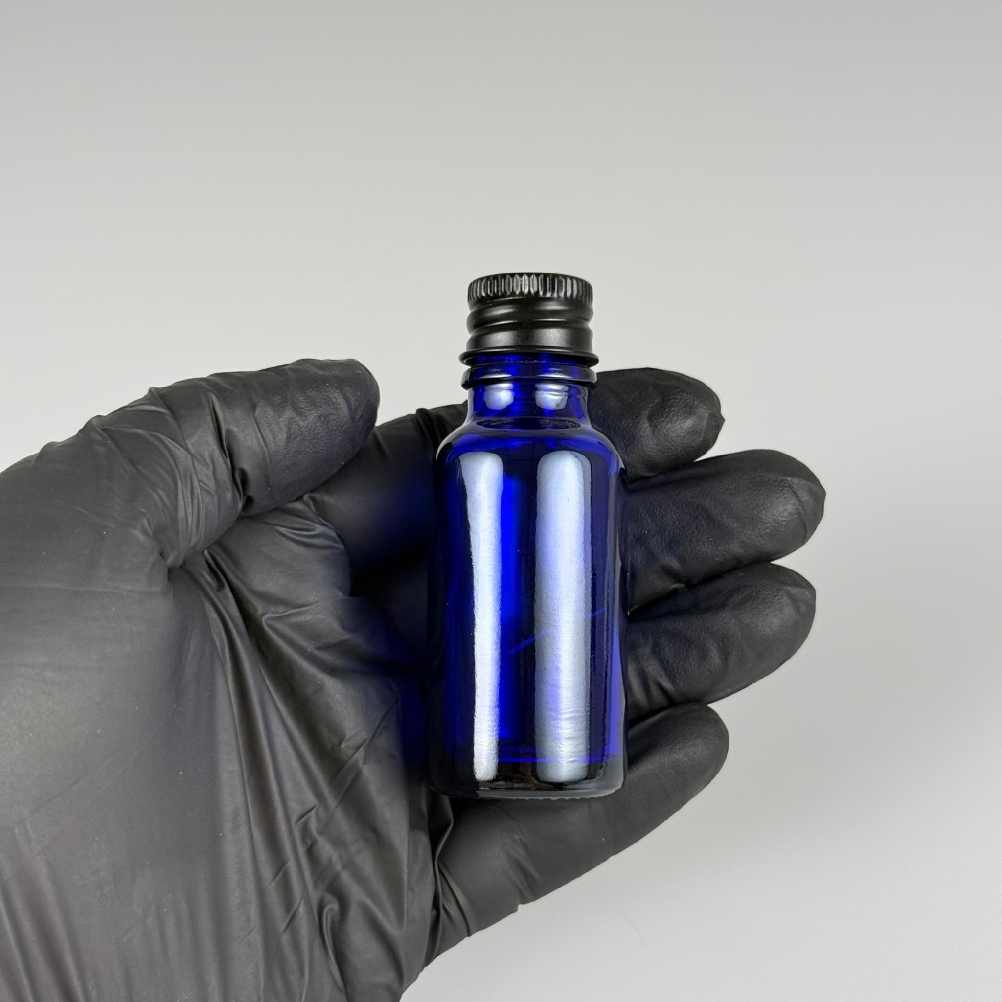20 CC MAVİ CAM ŞİŞE + KÖPÜK CONTALI SİYAH ALÜMİNYUM METAL KAPAKLI + KÖR TIPALI TAKIM - 20 ML MAVİ CAM ŞİŞE