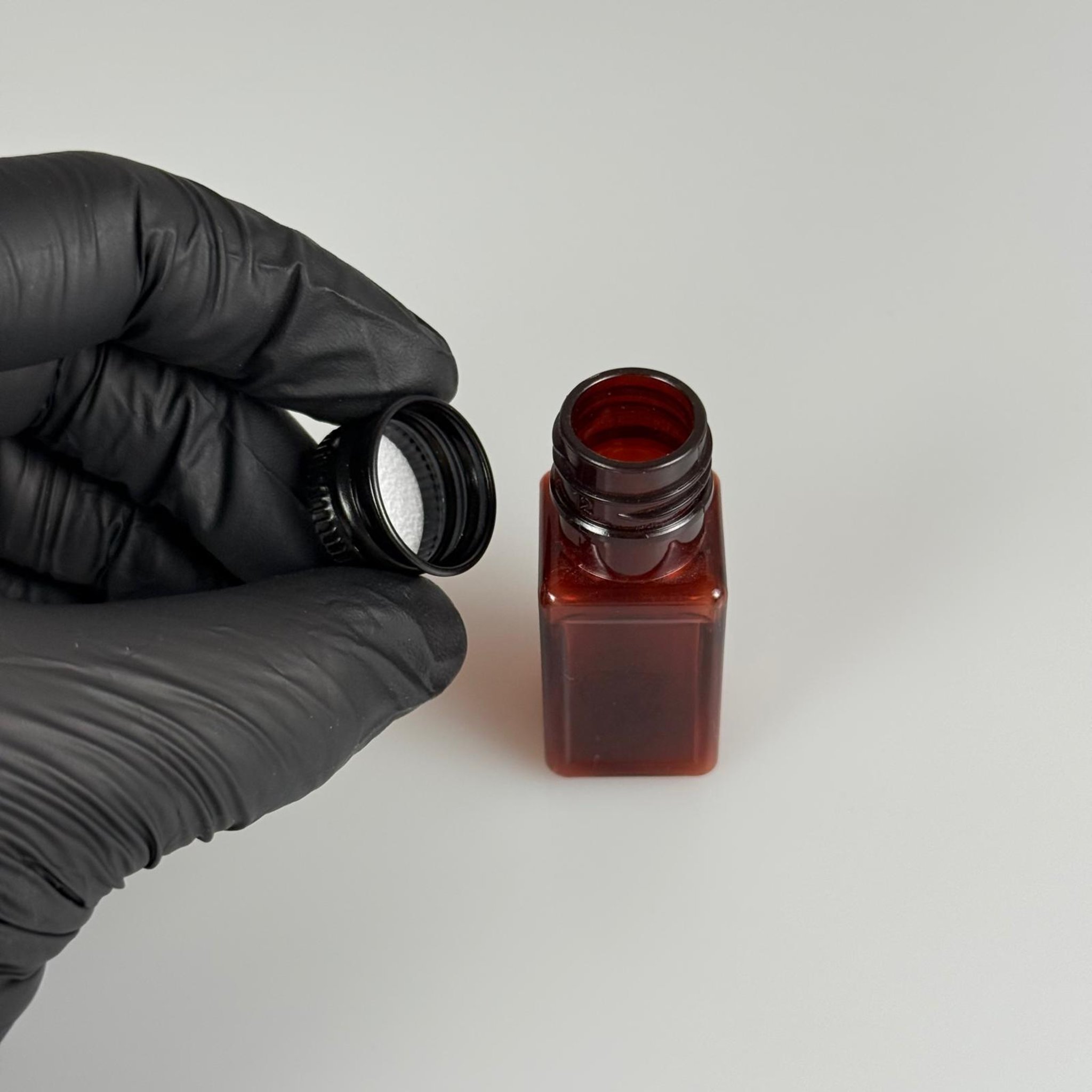 10 CC AMBER KARE PET SHOT ŞİŞE - KÖPÜK CONTALI SİYAH ALÜMİNYUM METAL KAPAKLI TAKIM - 10 ML KAHVERENGİ PLASTİK ŞİŞE