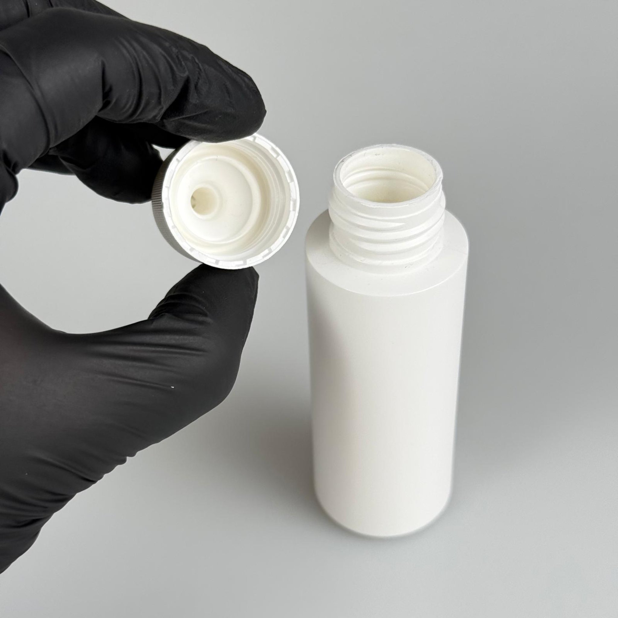 YAĞ, SOS, ACI SOS, SİRKE, SRIRACHA, MÜREKKEP, TUTKAL AKITICI VB BOŞ ŞİŞELERİ - BEYAZ SİVRİ ASANSÖR AKITICI KAPAK + 50 ML BEYAZ POLİETİLEN PLASTİK ŞİŞE TAKIM