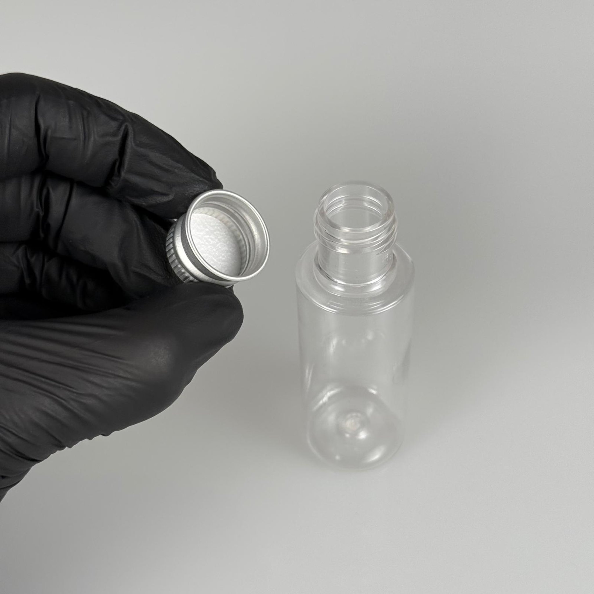 30 CC ŞEFFAF SİLİNDİR UZUN MODEL PET ŞİŞE + KÖPÜK CONTALI GÜMÜŞ ALÜMİNYUM METAL KAPAKLI TAKIM - 30 ML PLASTİK ŞİŞE
