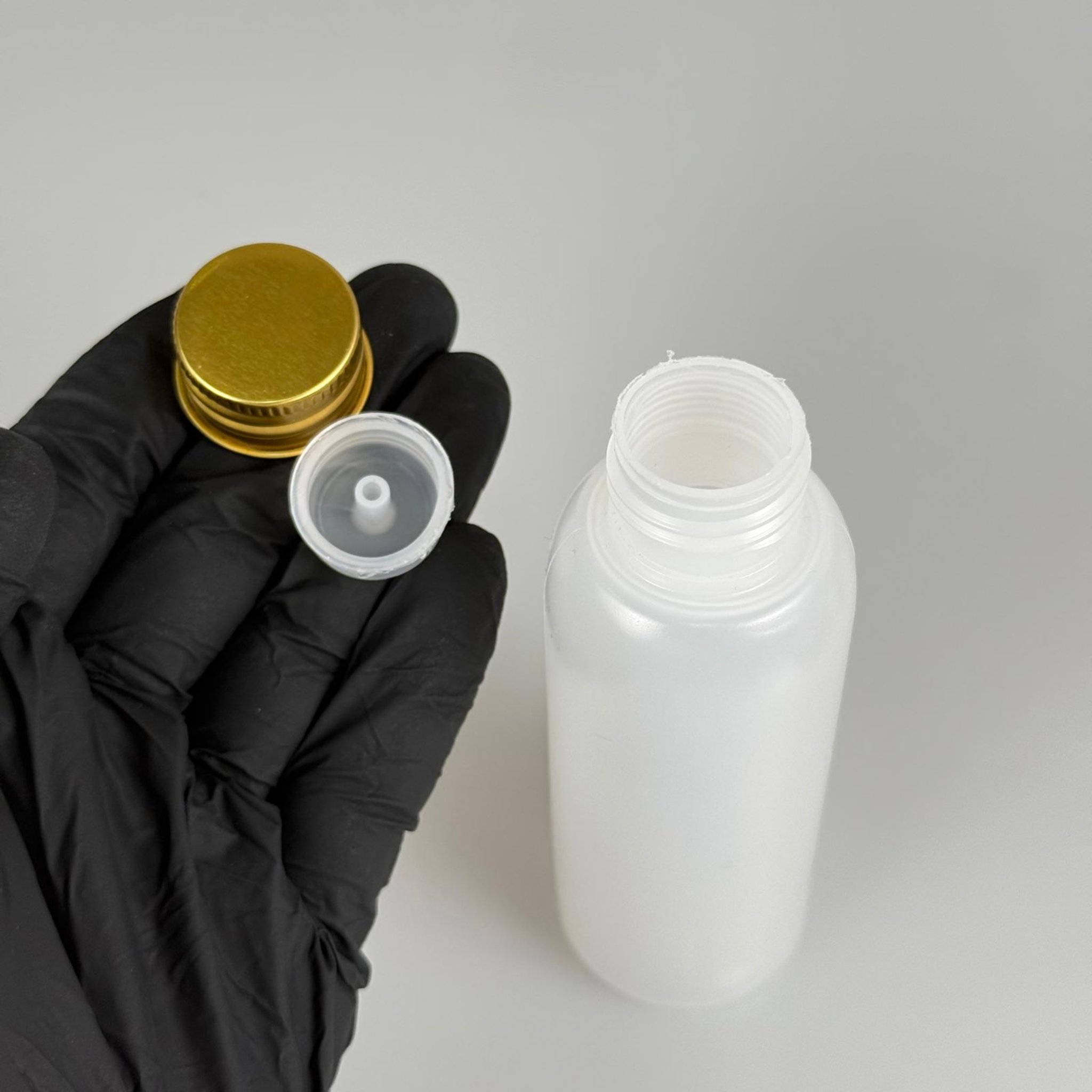 100 ML SIKILABİLİR YUMUŞAK PE POLİETİLEN PLASTİK ASETON ŞİŞESİ ( 24 AĞIZ ) + KÖPÜK CONTALI GOLD METAL ALÜMİNYUM KAPAKLI KOLONYA TIPALI TAKIM - 100 cc sos, yağ, kartuş, mürekkep vb için boş şişeler