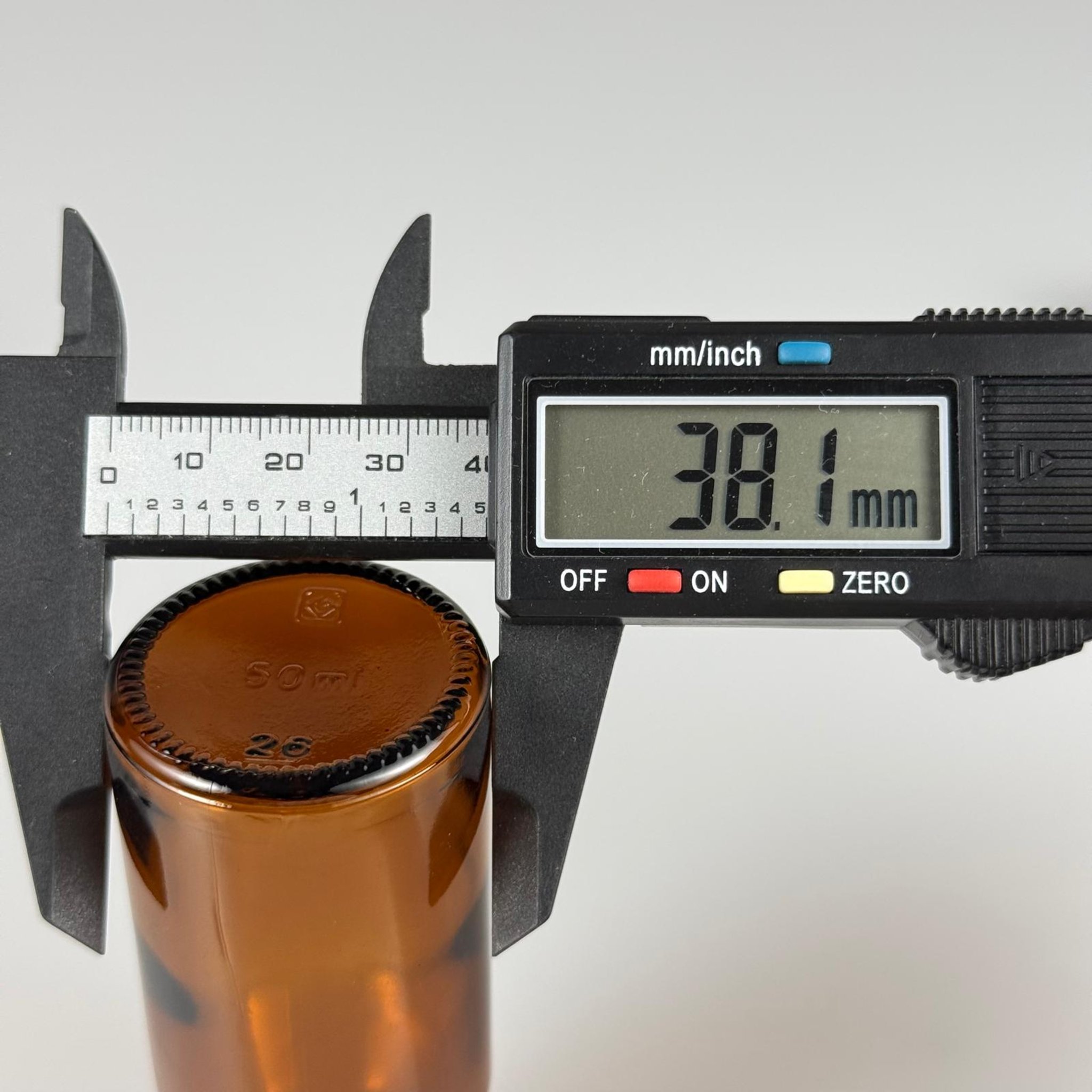 50 CC AMBER CAM ŞİŞE + KÖPÜK CONTALI SİYAH ALÜMİNYUM METAL KAPAKLI TAKIM - 50 ML KAHVERENGİ CAM ŞİŞE