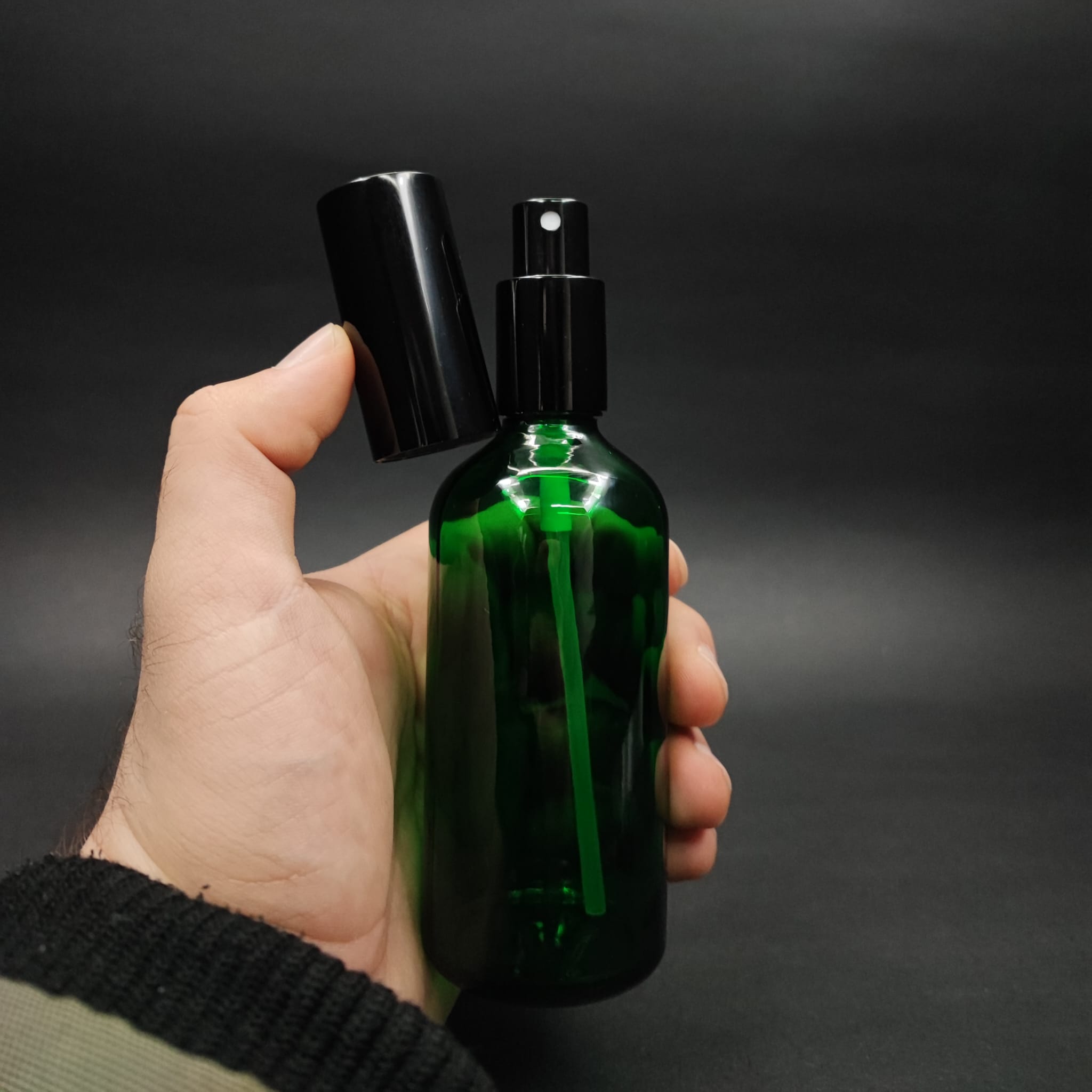 100 ML LÜKS VİDALI VALF ÇEVİRME PARFÜM ŞİŞELERİ - 100 CC YEŞİL CAM ŞİŞE - SİYAH METAL SPREYLİ KAPAKLI SET