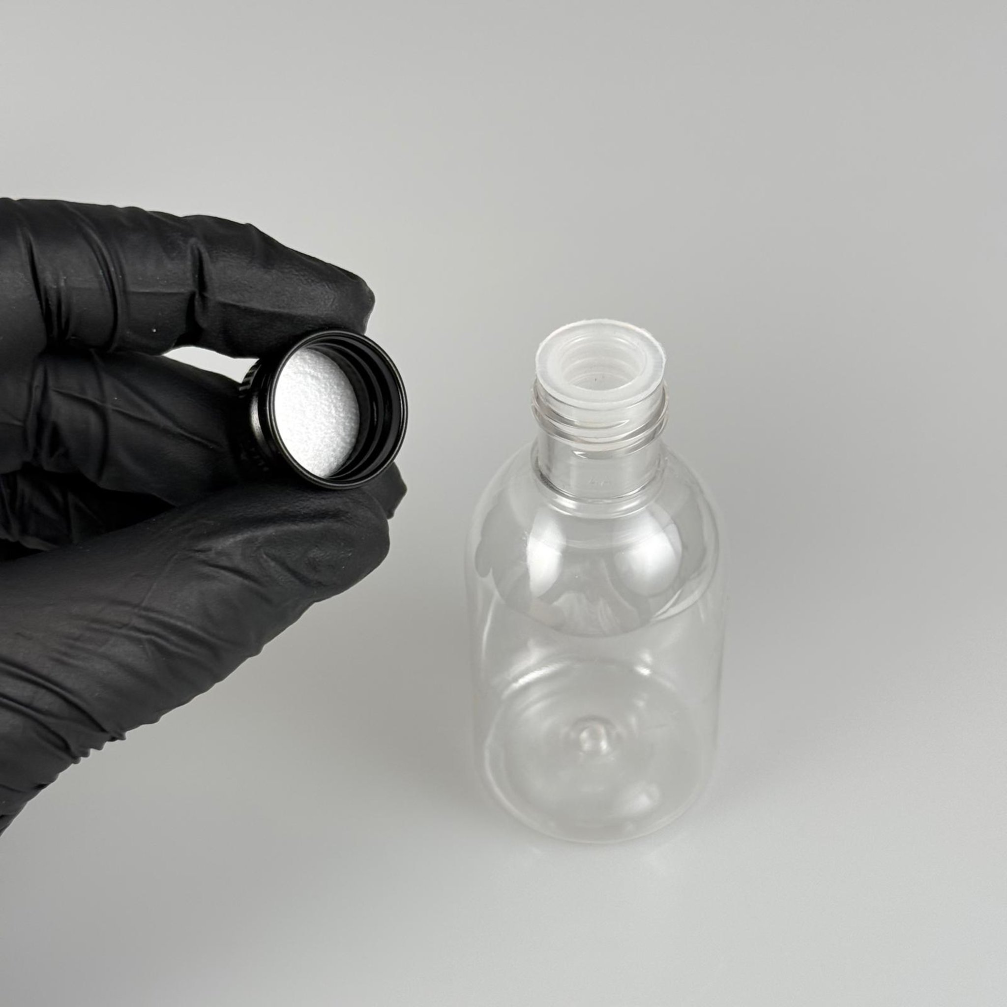 50  CC BUKLET PET ŞİŞE + KÖPÜK CONTALI SİYAH ALÜMİNYUM METAL KAPAKLI + KÖR TIPALI TAKIM - 50 ML PLASTİK ŞİŞE