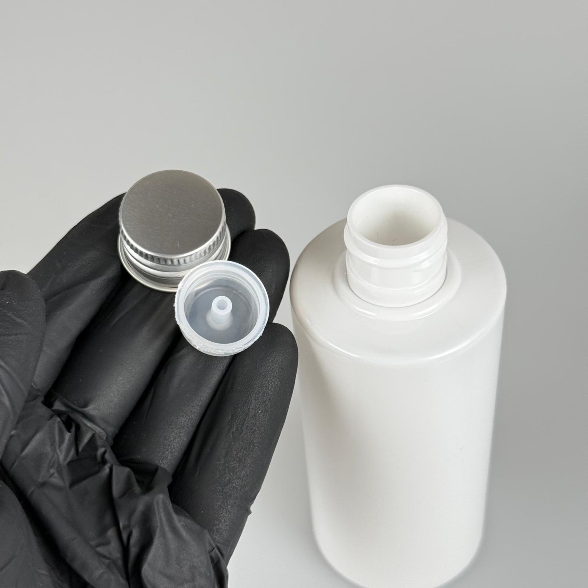 200 CC BEYAZ SİLİNDİR KESKİN KÜT MODEL SERT PLASTİK ŞİŞE (27 GR - 24 AĞIZ ) + KÖPÜK CONTALI GÜMÜŞ METAL ALÜMİNYUM KAPAKLI + KOLONYA TIPALI TAKIM - 200 CC KAPAKLI BEYA PET ŞİŞELER