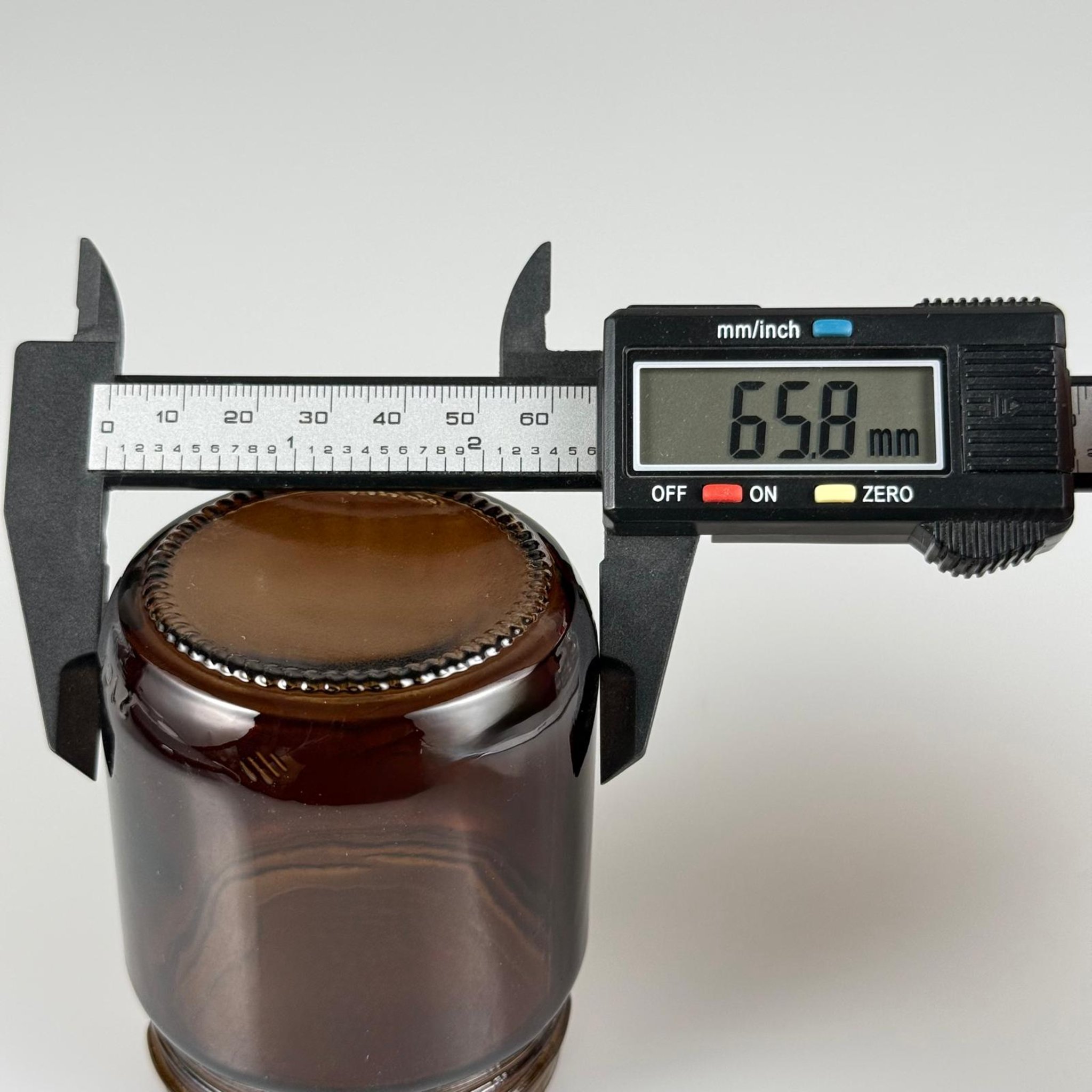 210 CC AMBER CAM KAVANOZ - BEYAZ PLASTİK KAPAKLI + KENDİNDEN YAPIŞKANLI KÖPÜK CONTALI TAKIM - 210 ML KAHVERENGİ CAM KAVANOZ (KARGODA ÇİZİLEBİLİR - İADESİ YOKTUR)