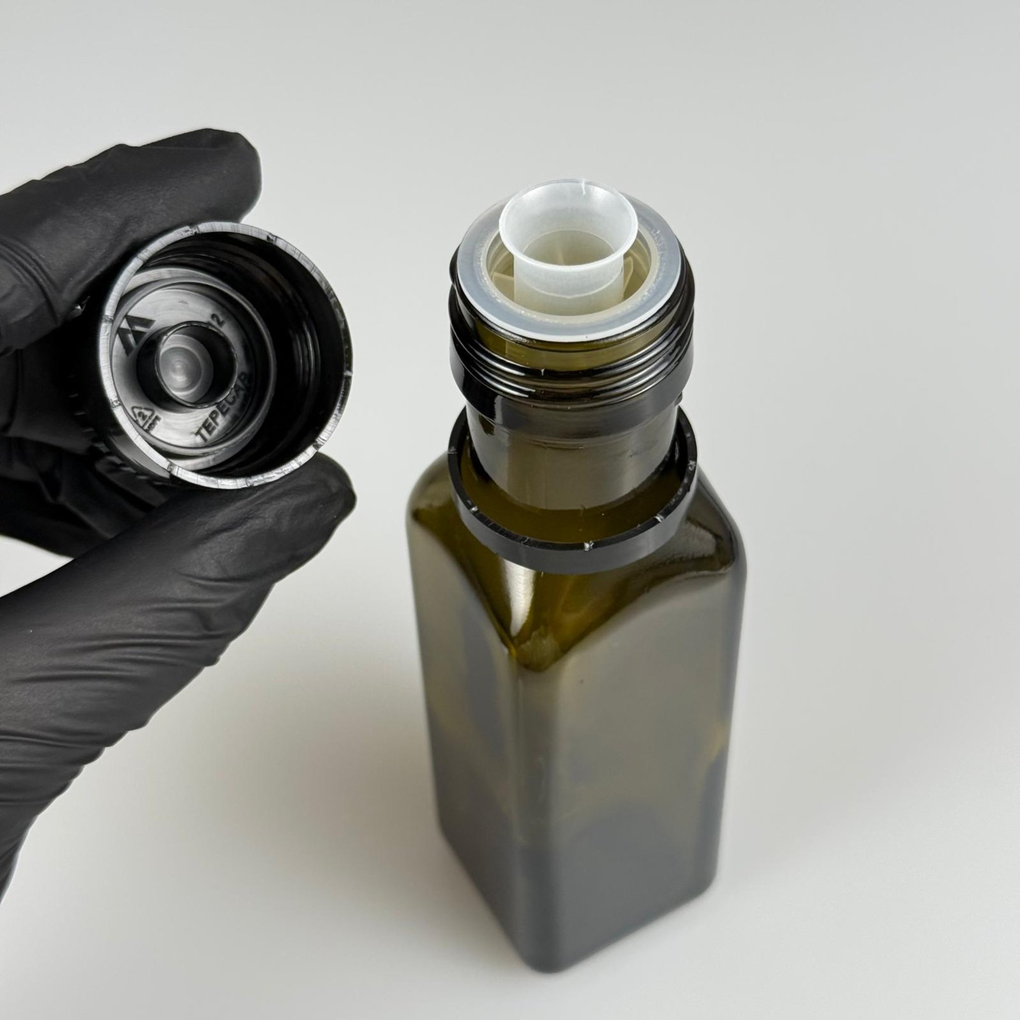 100 CC MARASKA CAM ŞİŞE KOYU YEŞİL (31 MM AĞIZ) - AKITICILI SİYAH KİLİTLİ KAPAKLI - 100 ML KÖŞELİ KARE MARASCA YAĞ VE SOS ŞİŞELERİ