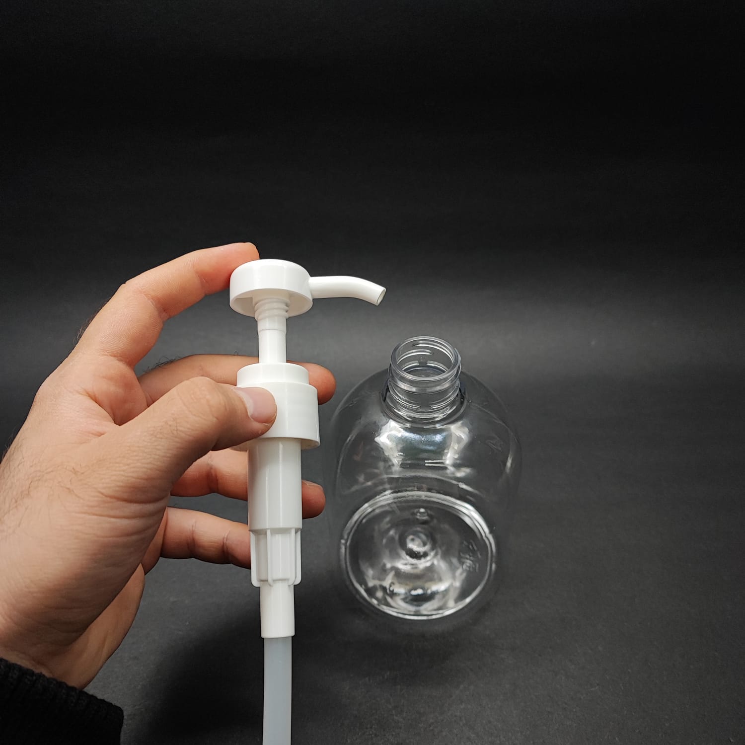 500 CC TOMBUL PET ŞİŞE + BEYAZ DOZAJ POMPALI (HER BASMADA 4 CC SIVI ATAR) - 500 ML POMPALI ŞİŞE - ŞURUP, ŞAMPUAN, KREM GİBİ YOĞUN KIVAMLI SIVILARDA KULLANILIR