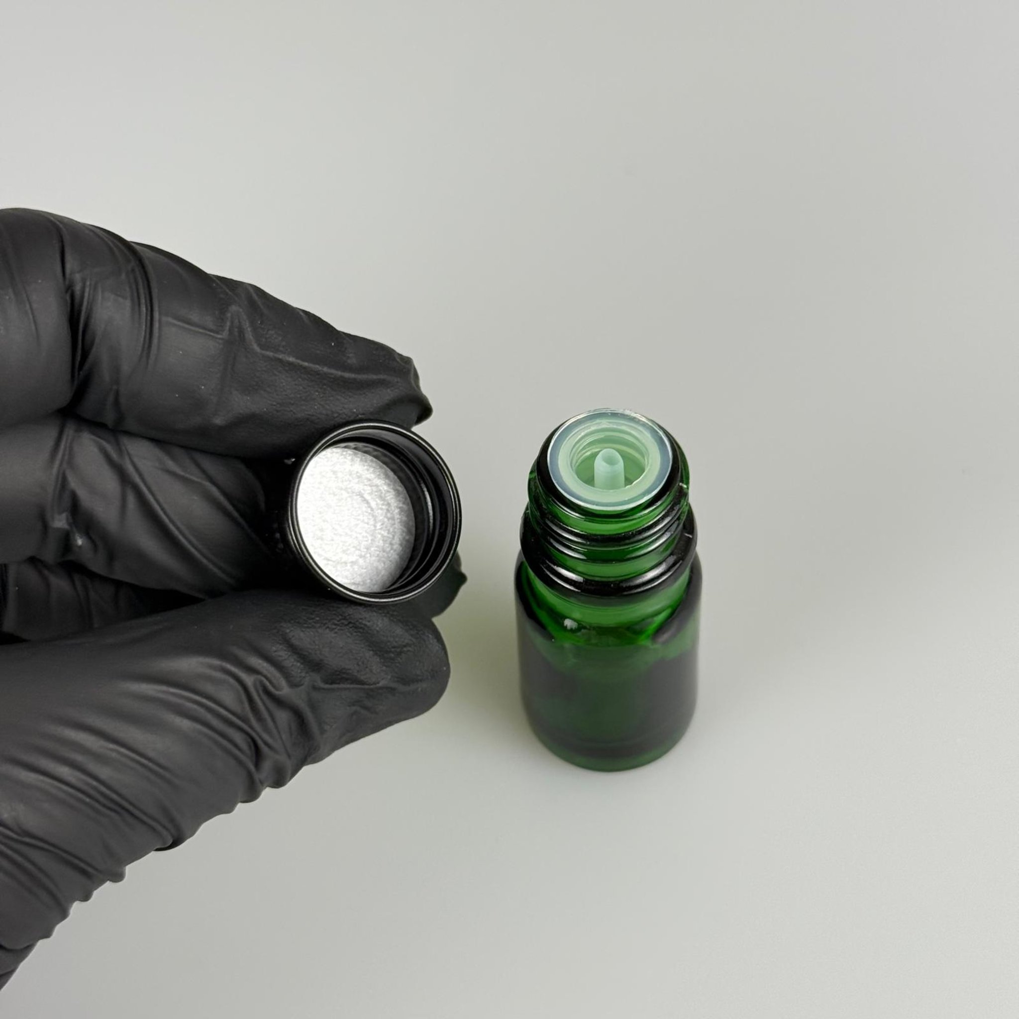 5 CC YEŞİL CAM ŞİŞE + KÖPÜK CONTALI SİYAH ALÜMİNYUM METAL KAPAKLI + DAMLALIKLI KOLONYA TIPALI TAKIM - 5 ML YEŞİL CAM ŞİŞE