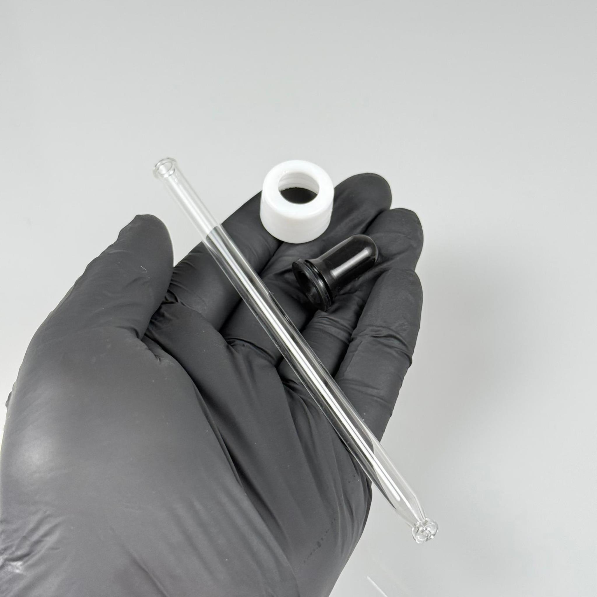 18 MM CAM DAMLALIKLI TAKIM - SİYAH EMZİK +  DELİKLİ PLASTİK DÜZ BEYAZ KAPAK + 132 MM CAM PİPET