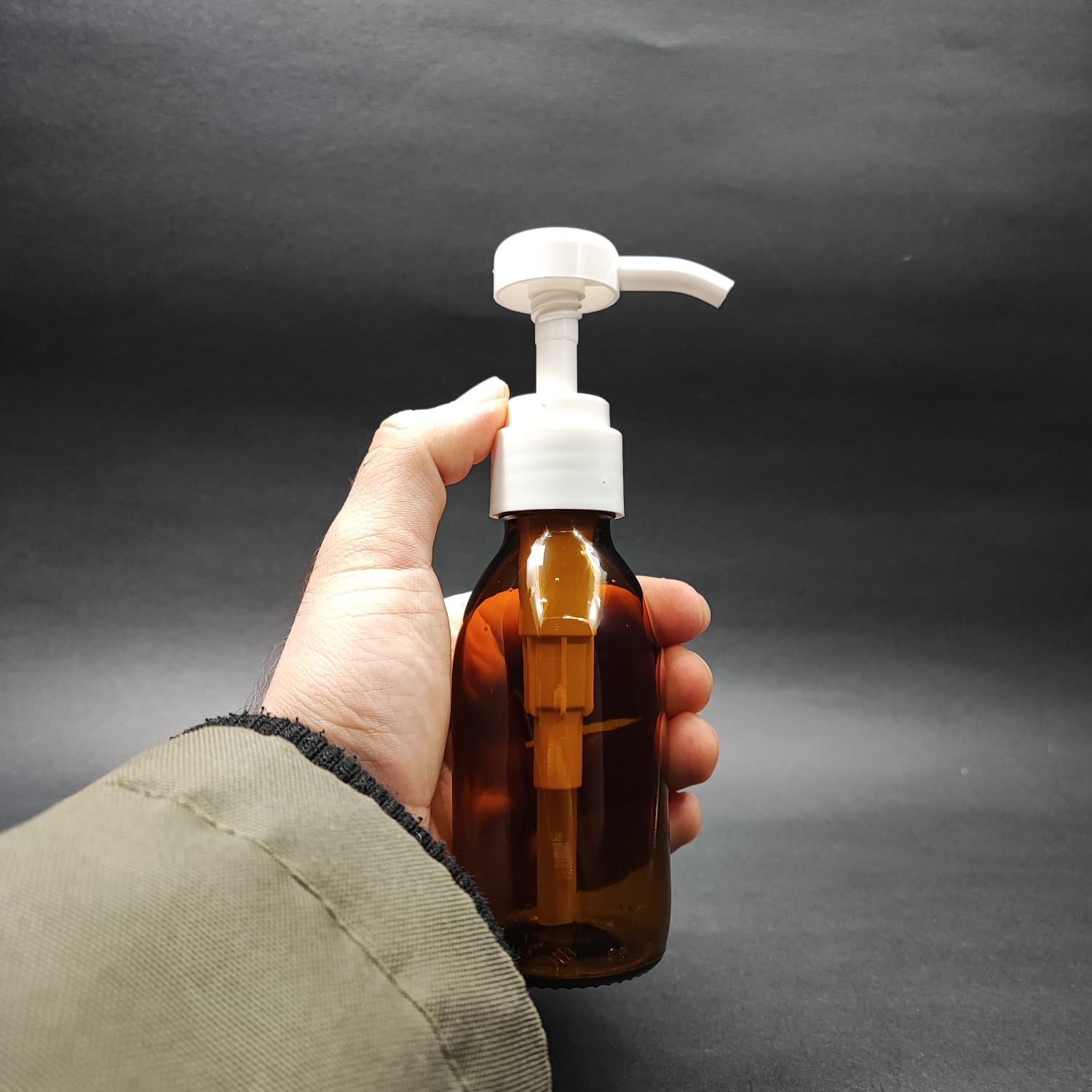 125 CC AMBER CAM ŞİŞE + BEYAZ DOZAJ POMPALI (HER BASMADA 4 CC SIVI ATAR) - 125 ML POMPALI ŞİŞE - ŞURUP, ŞAMPUAN, KREM GİBİ YOĞUN KIVAMLI SIVILARDA KULLANILIR
