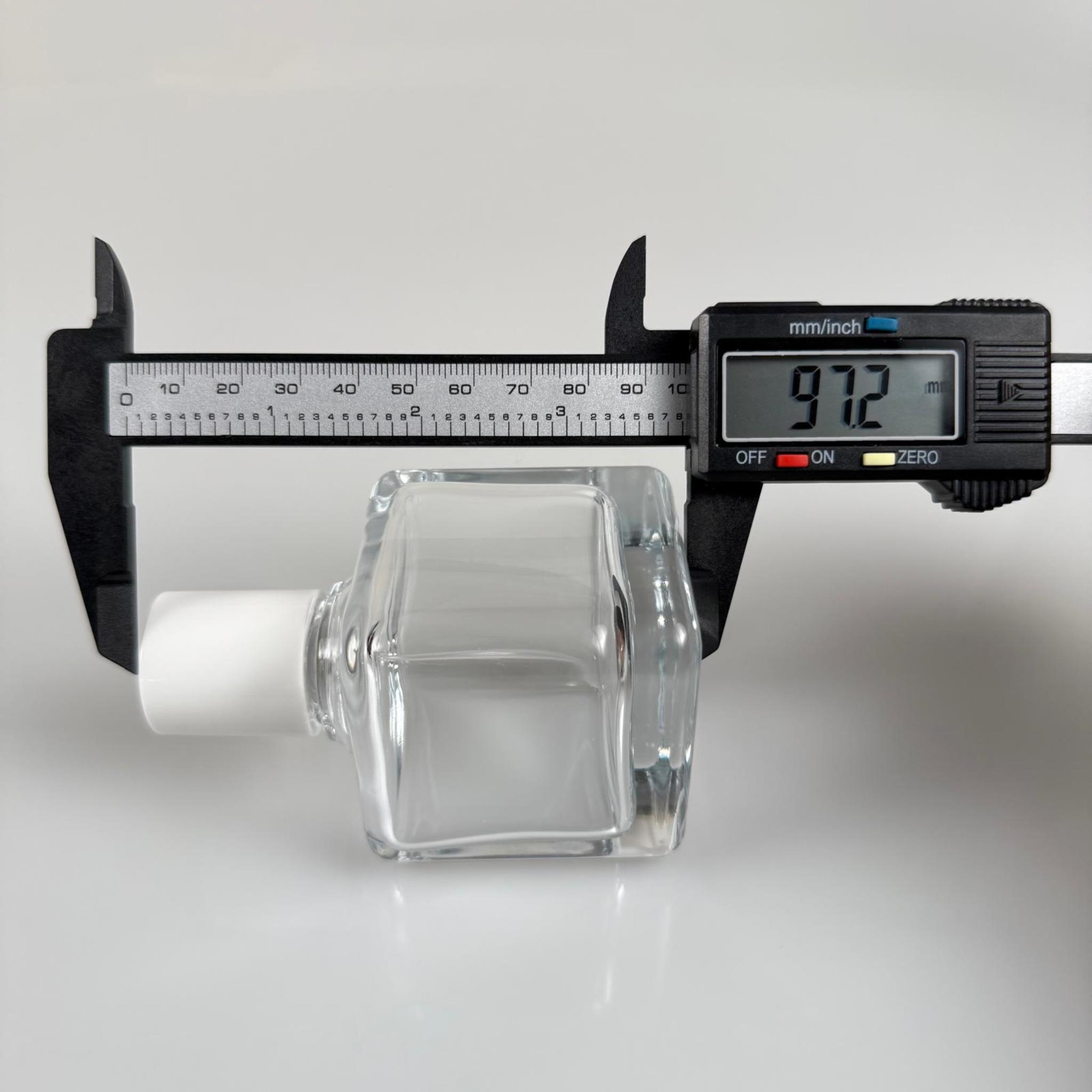 100 ML KARE MODEL LURA PARFÜM ŞİŞESİ - SİYAH METAL SPREYLİ + BEYAZ KAPAKLI (AĞIZ 15 MM GEÇME KOLAY KAPAMA)