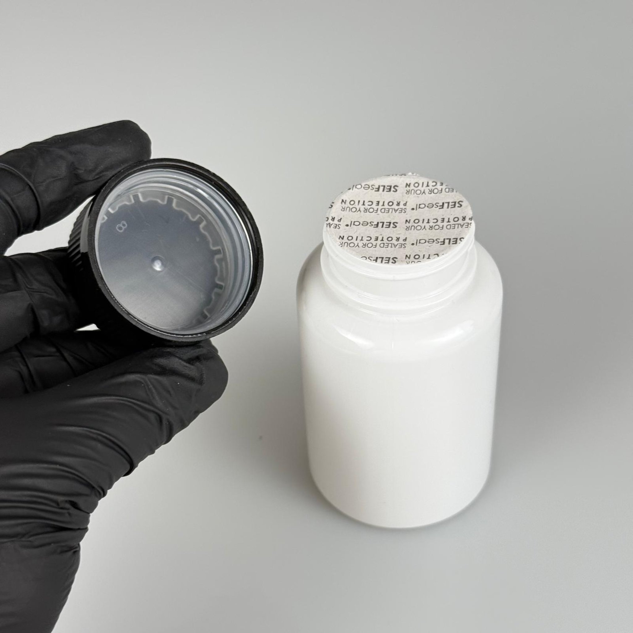 150 ML CONTALI ÇOCUK KİLİT KAPAKLI TABLET ŞİŞESİ  - 150 CC BEYAZ PET KAVANOZ + 38 MM SİYAH ÇOCUK KİLİTLİ KAPAK + KENDİNDEN YAPIŞKANLI KÖPÜK CONTA TAKIM -  KAPSÜL KUTUSU - İLAÇ ŞİŞESİ - MEDİKAL HAP ŞİŞESİ - FARMASÖTİK KAVANOZ