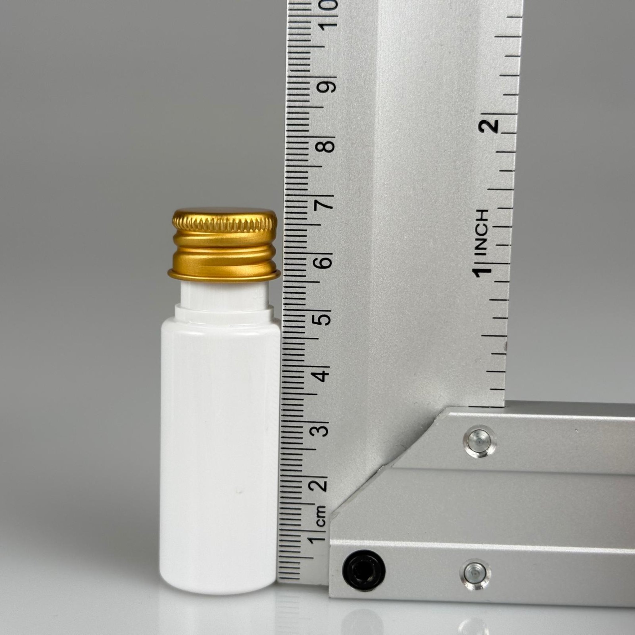 15 CC BEYAZ SİLİNDİR PET ŞİŞE + KÖPÜK CONTALI GOLD ALÜMİNYUM METAL KAPAKLI + DAMLALIKLI KOLONYA TIPALI TAKIML - 15 ML BEYAZ PET ŞİŞE