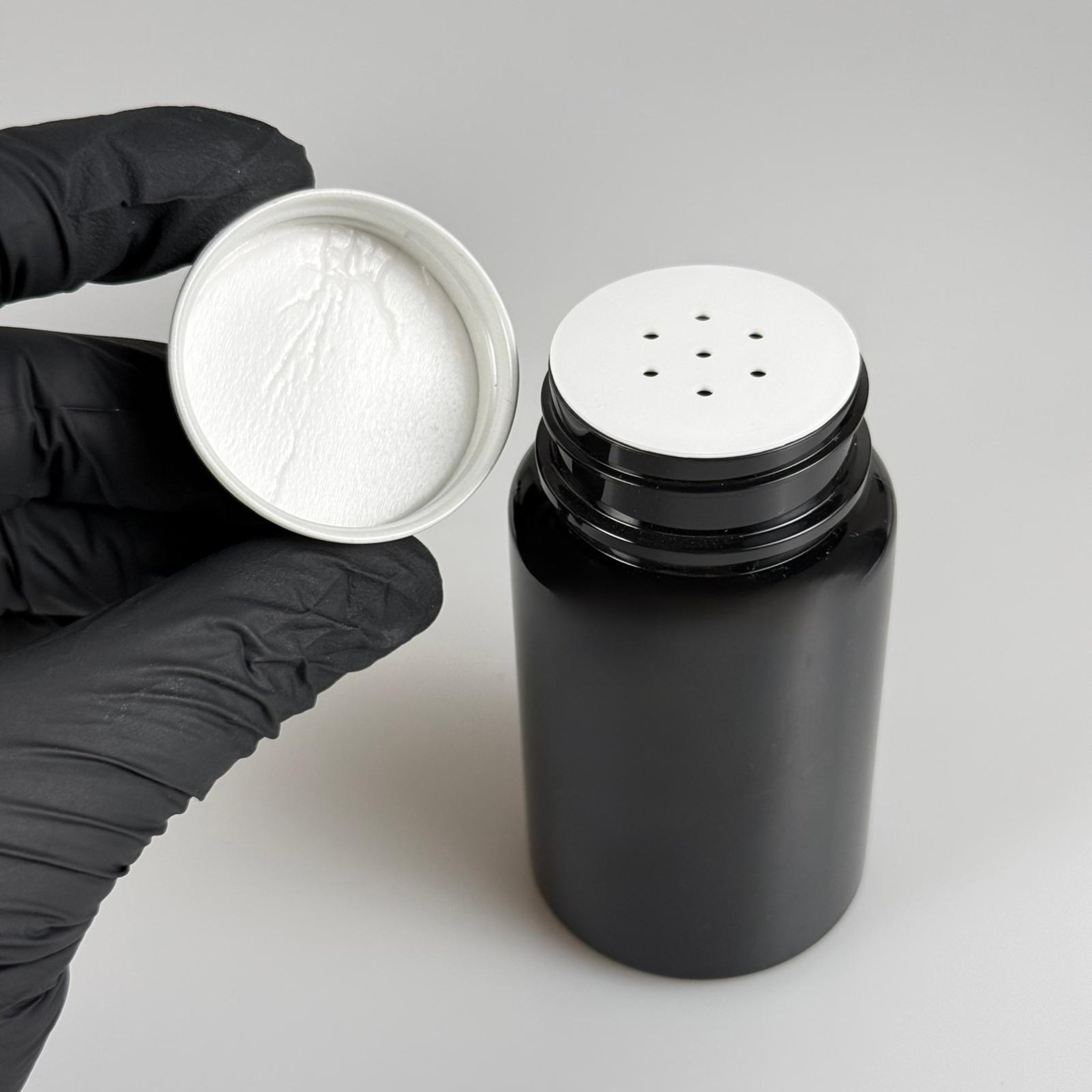 100 CC SİYAH PET PUDRA ŞİŞESİ + KÖPÜK CONTALI SİYAH METAL KAPAKLI + PUDRA TIPALI TAKIM - 100 ML PUDRA KUTUSU, EKO TUZLUK