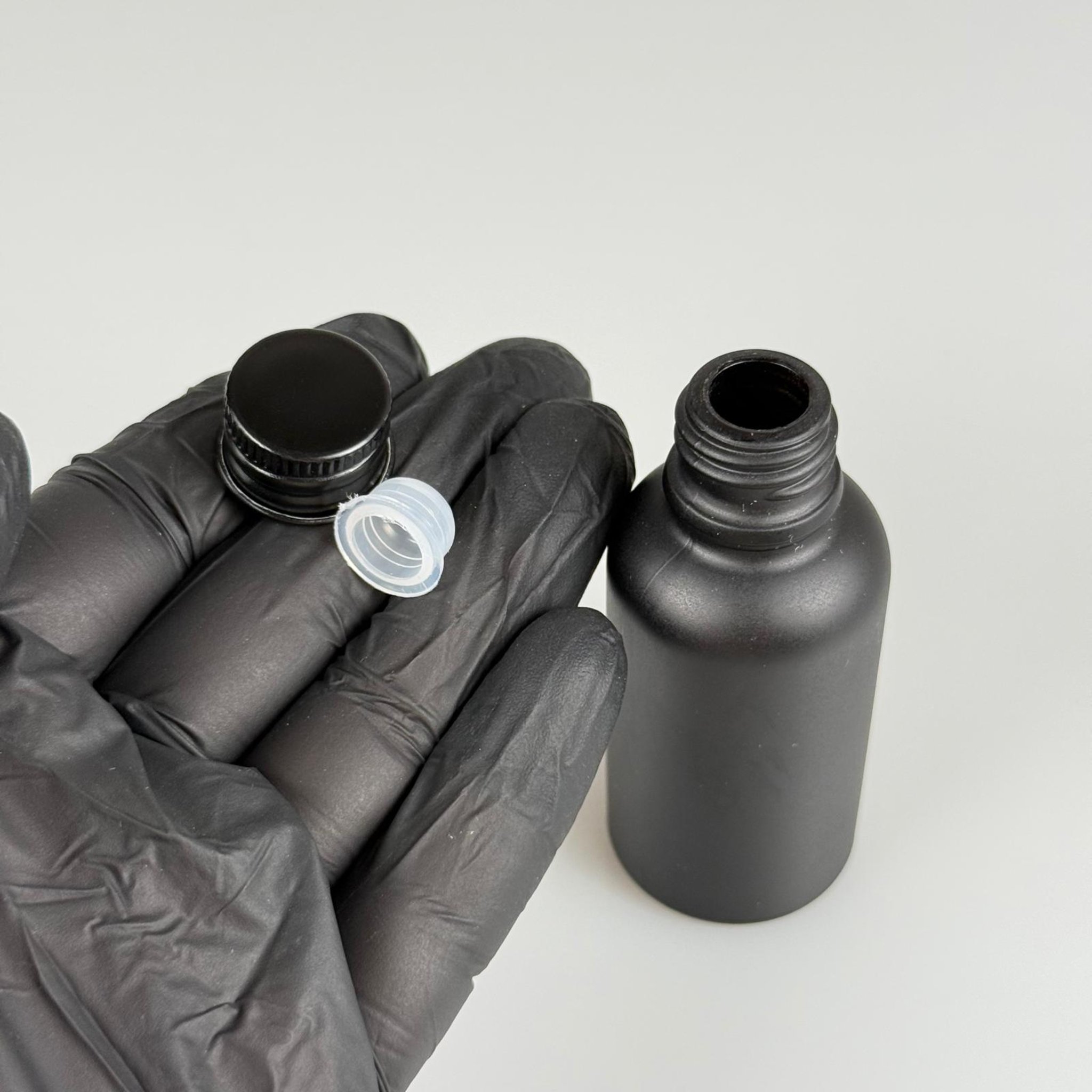 30 CC MAT SİYAH CAM ŞİŞE + KÖPÜK CONTALI SİYAH ALÜMİNYUM METAL KAPAKLI + KÖR TIPALI TAKIM - 50 ML MAT SİYAH CAM ŞİŞE
