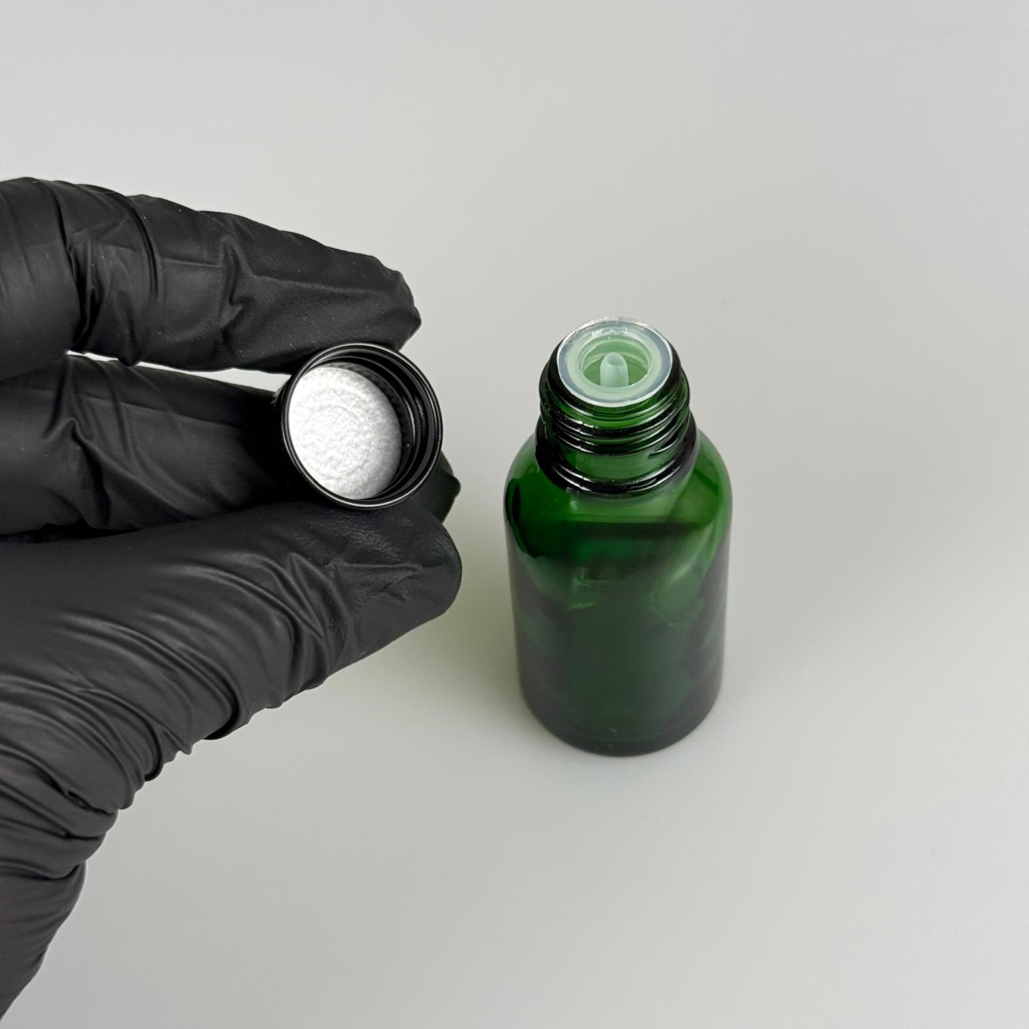 15 CC YEŞİL CAM ŞİŞE + KÖPÜK CONTALI SİYAH ALÜMİNYUM METAL KAPAKLI + KOLONYA TIPALI TAKIM - 15 ML YEŞİL CAM ŞİŞE