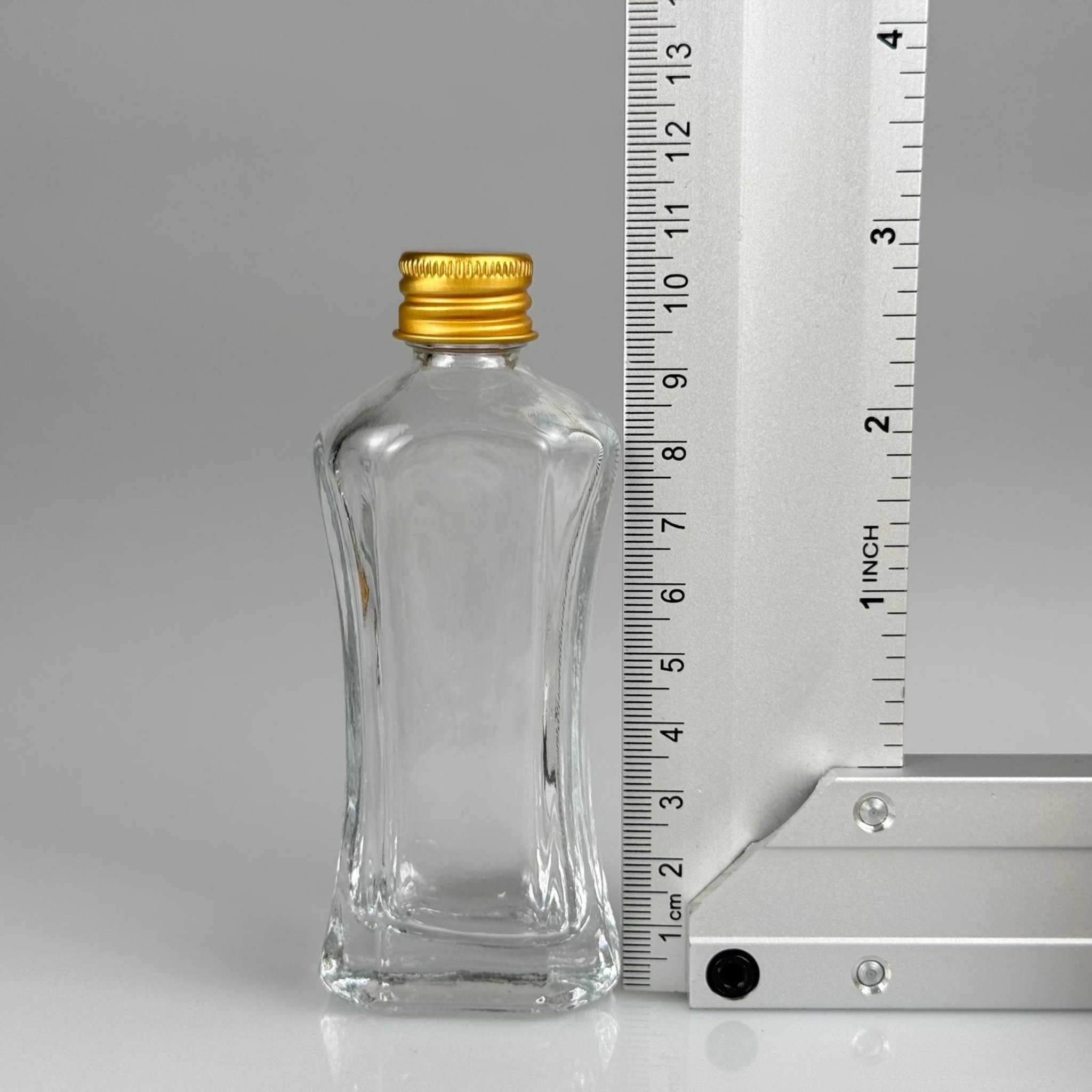 50 CC MİLANO MODEL CAM ŞİŞE + GOLD ALÜMİNYUM METAL KAPAKLI TAKIM - 50 ML LÜKS CAM ŞİŞE (CAMIN KALINLIĞI İLE İLGİLİ + - 5 ML TOLERANS OLABİLİR)
