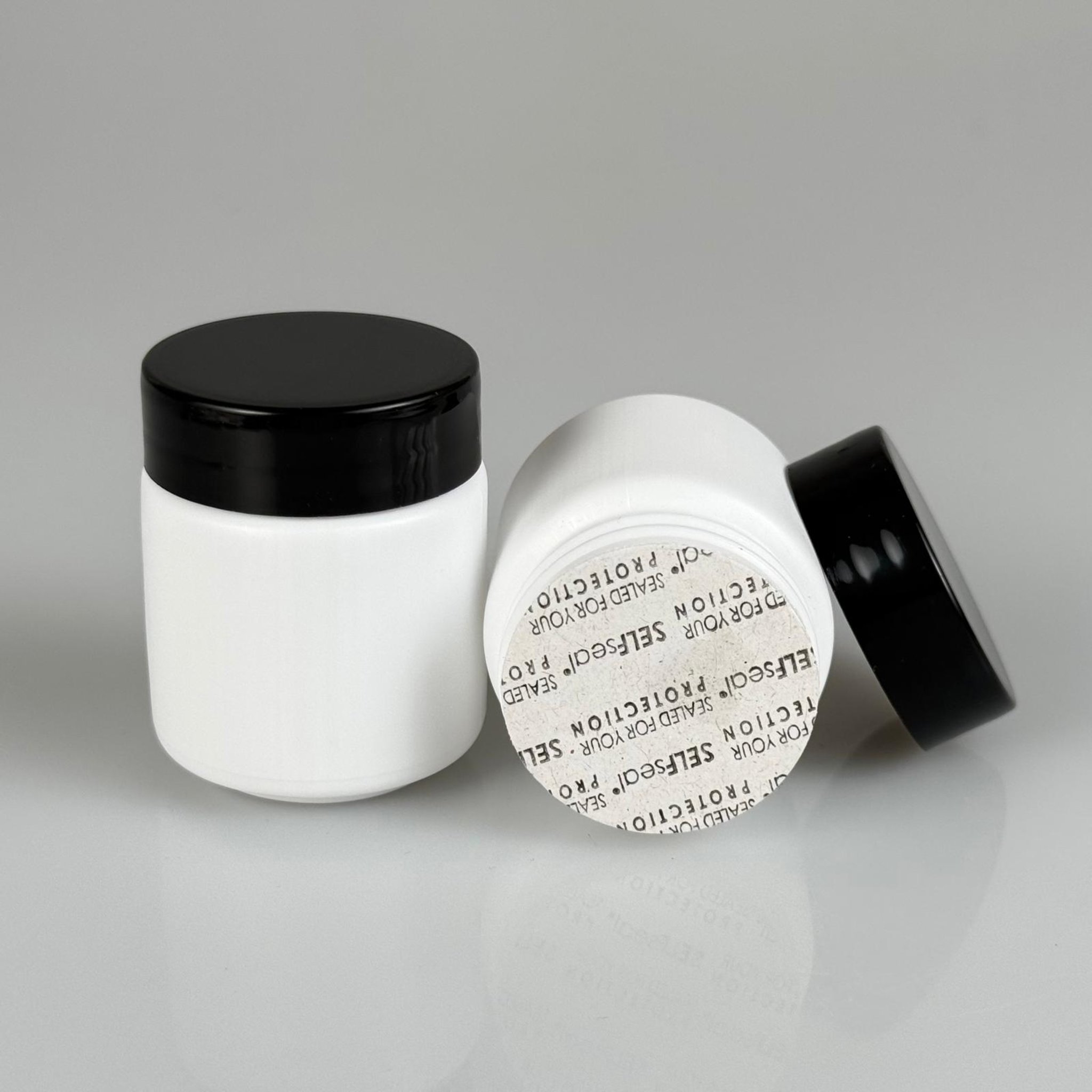 50 CC BEYAZ SERT POLİETİLEN ŞİŞE + SİYAH PLASTİK KAPAKLI + KENDİNDEN YAPIŞKANLI KÖPÜK CONTALI - 50 ML POLİETİLEN ŞİŞE