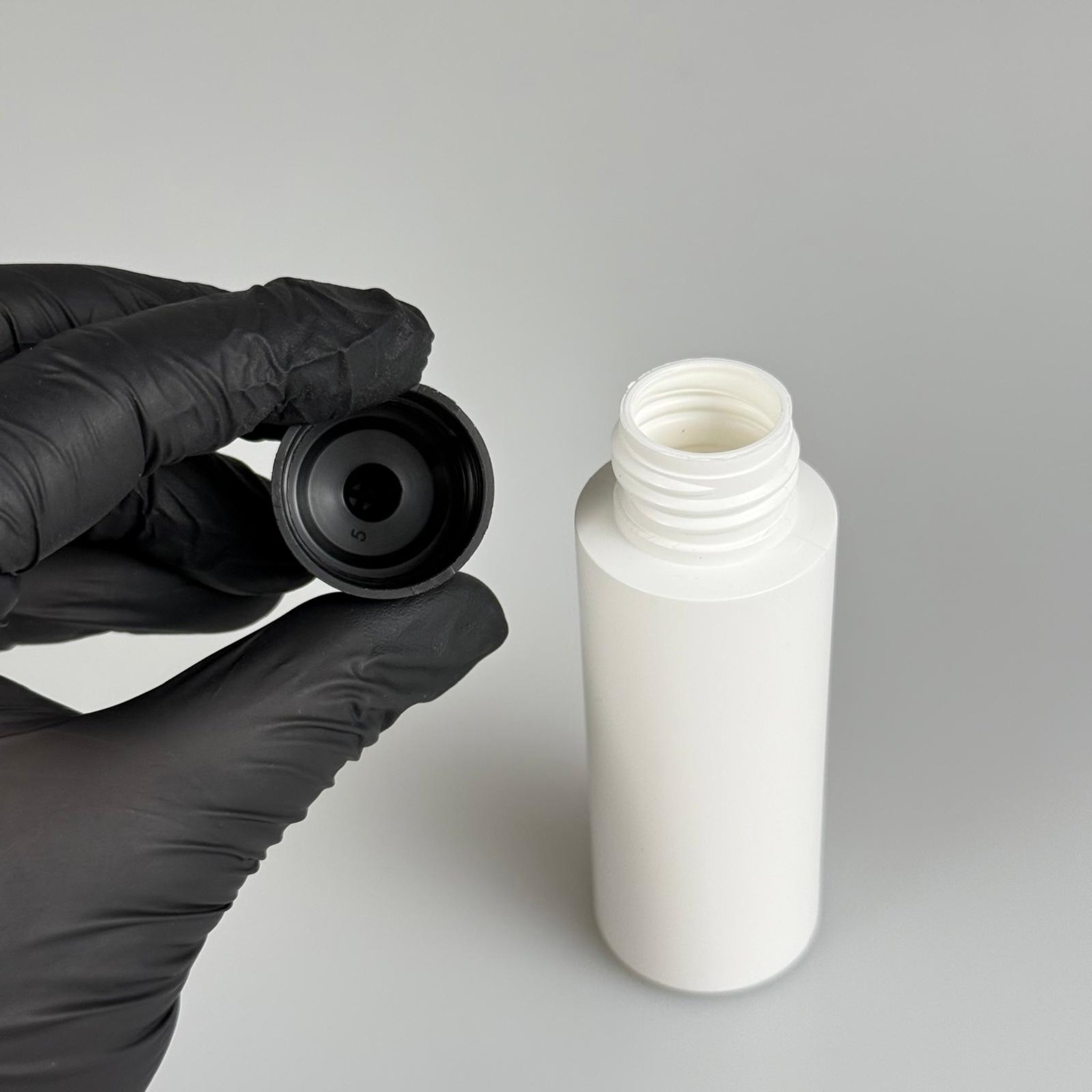 YAĞ, SOS, ACI SOS, SİRKE, SRIRACHA, MÜREKKEP, TUTKAL AKITICI VB BOŞ ŞİŞELERİ - SİYAH SİVRİ TWİST AKITICI KAPAK + 50 ML BEYAZ POLİETİLEN PLASTİK ŞİŞE TAKIM