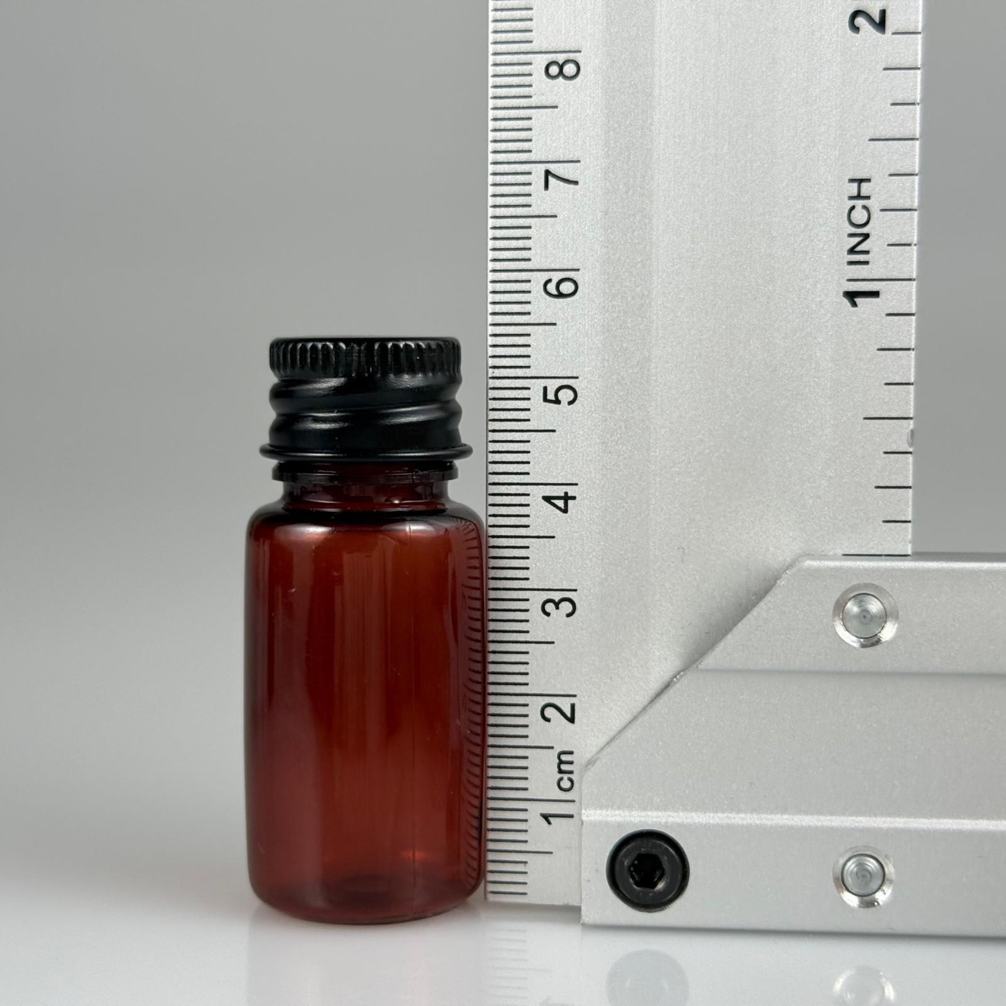10 CC AMBER PET SHOT ŞİŞE - KÖPÜK CONTALI SİYAH ALÜMİNYUM METAL KAPAKLI + DAMLALIKLI KOLONYA TIPALI TAKIM - 10 ML KAHVERENGİ PLASTİK ŞİŞE