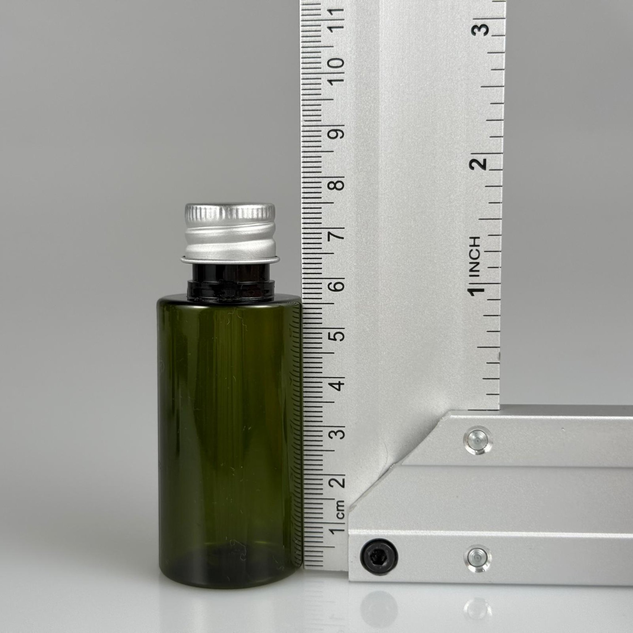 35 CC  SİLİNDİR YEŞİL PET ŞİŞE + KÖPÜK CONTALI GÜMÜŞ ALÜMİNYUM METAL KAPAKLI TAKIM - 35 ML PLASTİK ŞİŞE