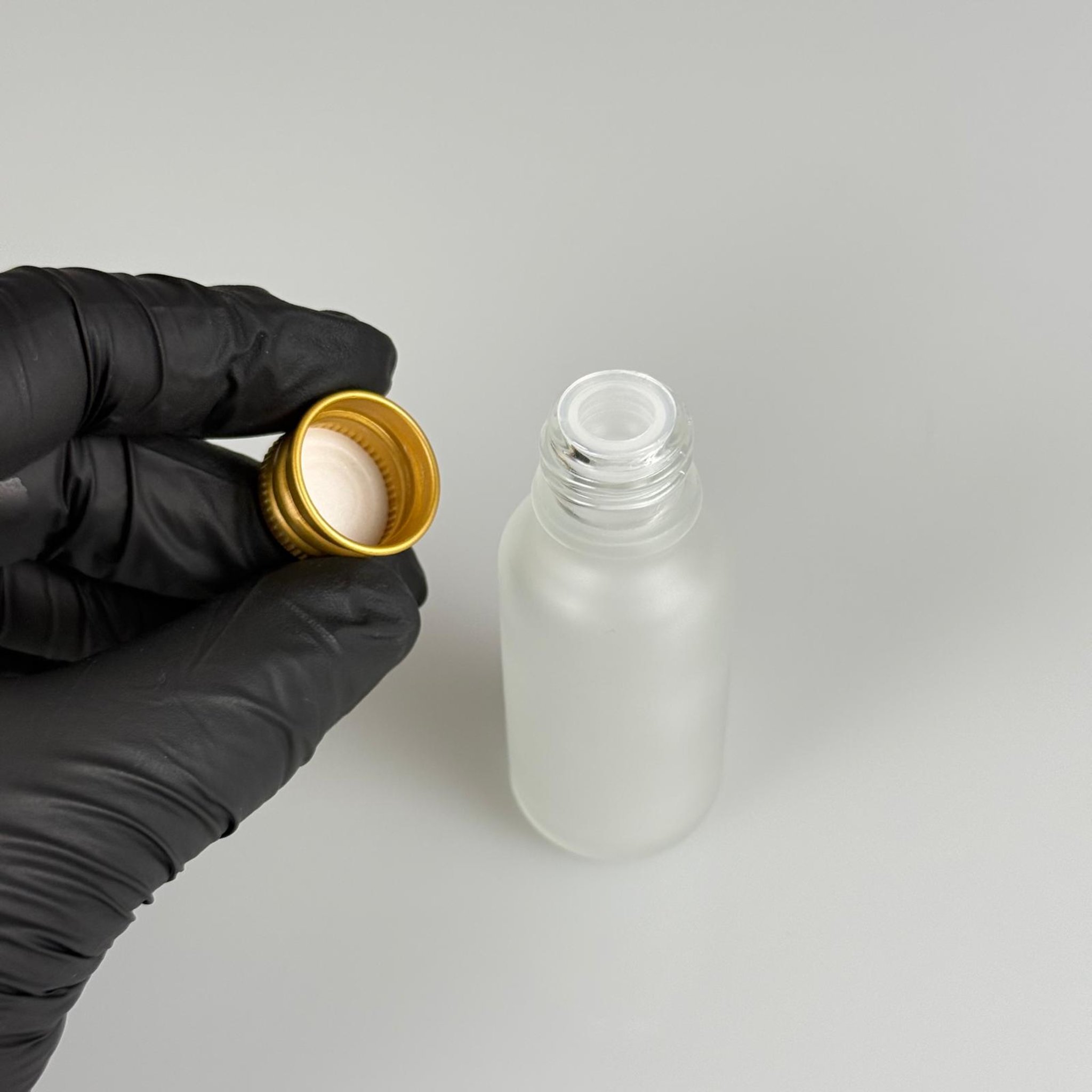 20 CC BUZLU CAM ŞİŞE + KÖPÜK CONTALI GOLD ALÜMİNYUM METAL KAPAKLI + KOOLONYA TIPALI TAKIM - 20 ML BUZLU CAM ŞİŞE