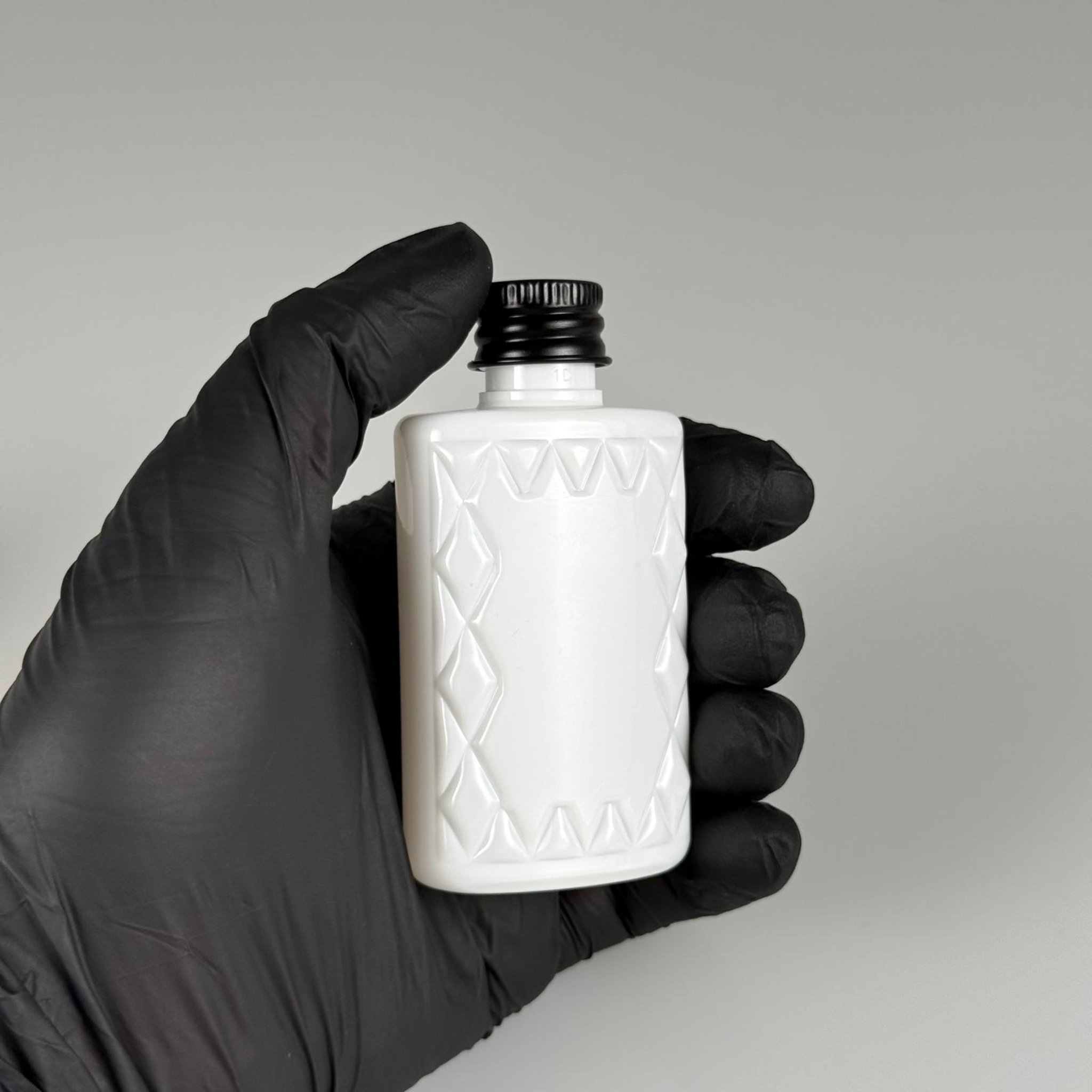 50 CC KÖŞELİ BEYAZ PET ŞİŞE + KÖPÜK CONTALI SİYAH ALÜMİNYUM METAL KAPAKLI TAKIM - 50 ML PET ŞİŞE
