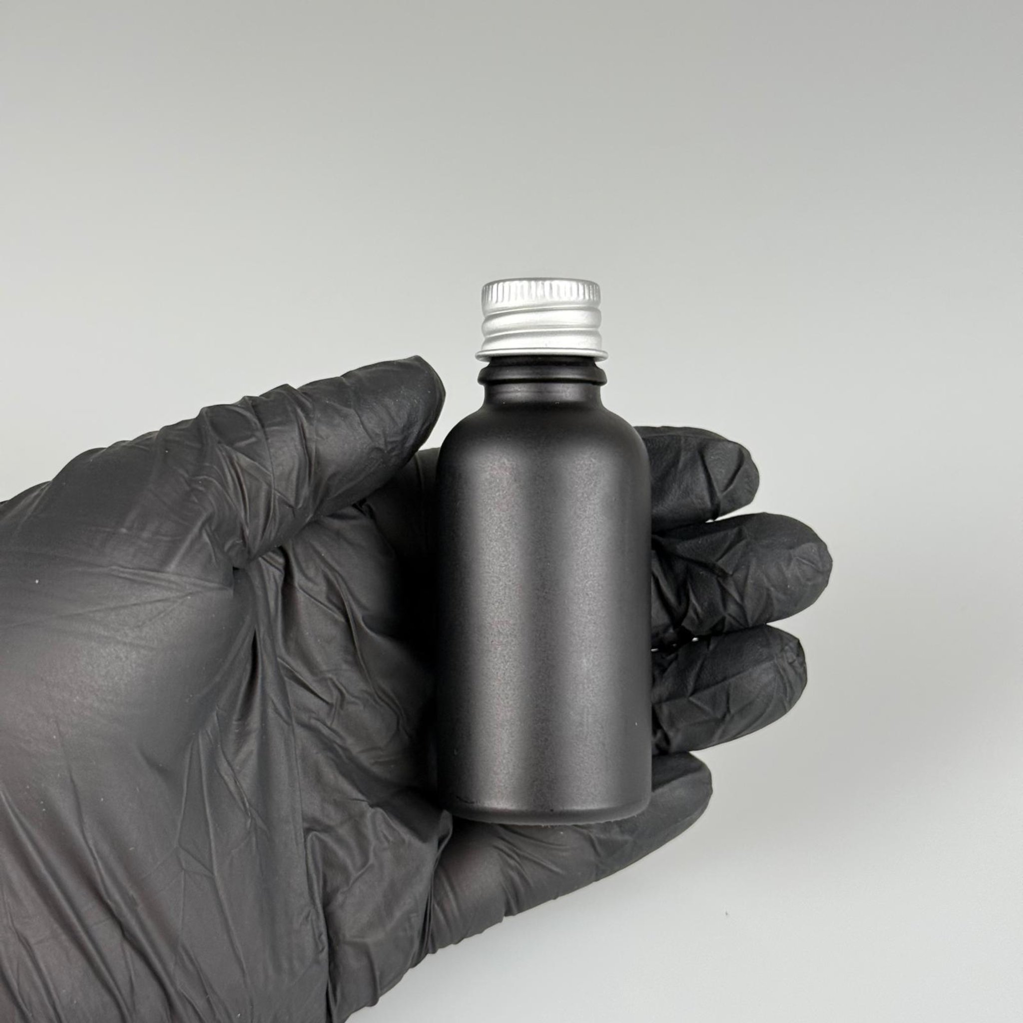 30 CC MAT SİYAH CAM ŞİŞE + KÖPÜK CONTALI GÜMÜŞ ALÜMİNYUM METAL KAPAKLI + DAMLALIKLI KOLONYA TIPALI TAKIM - 50 ML MAT SİYAH CAM ŞİŞE