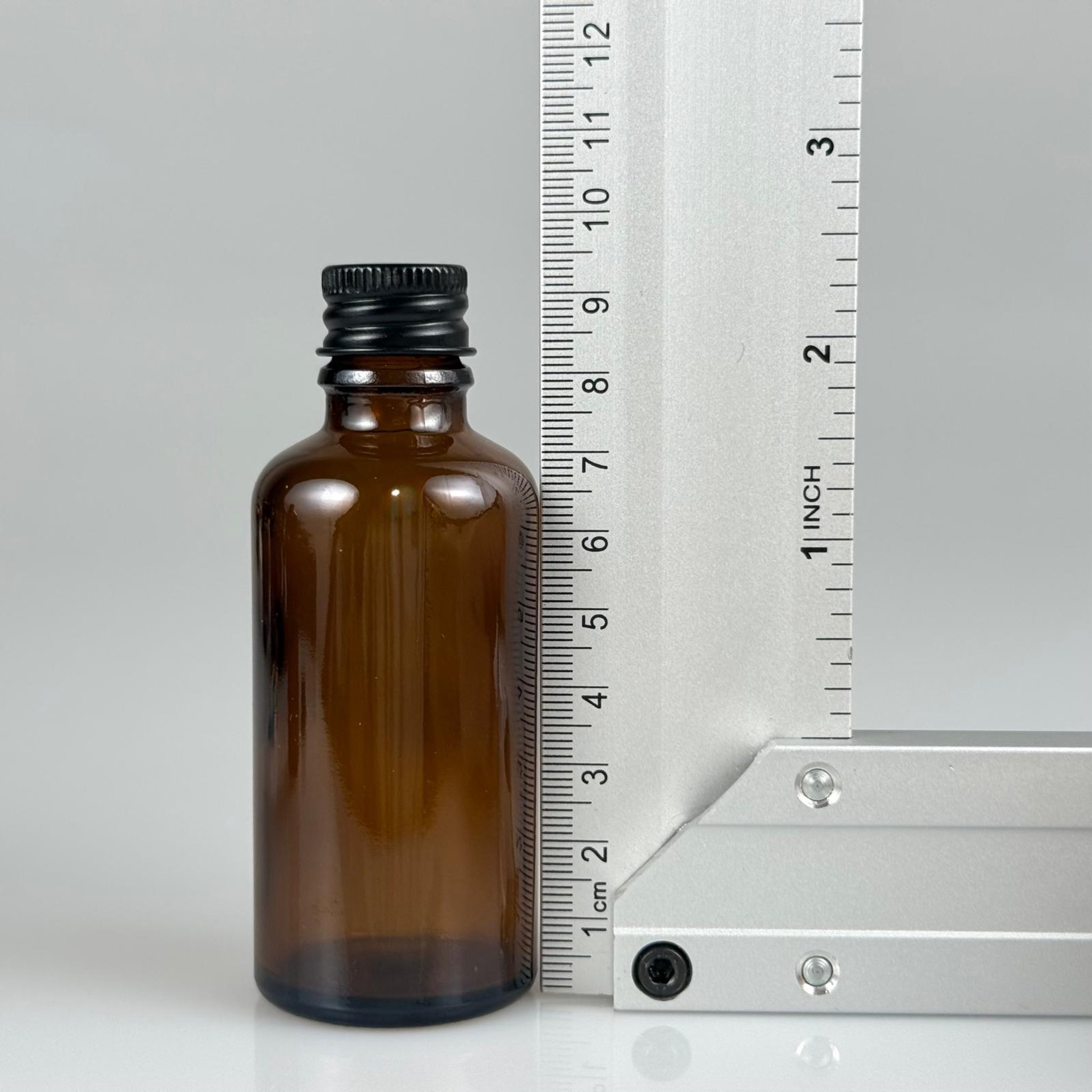 50 CC AMBER CAM ŞİŞE + KÖPÜK CONTALI SİYAH ALÜMİNYUM METAL KAPAKLI + KÖR TIPALI TAKIM - 50 ML KAHVERENGİ CAM ŞİŞE