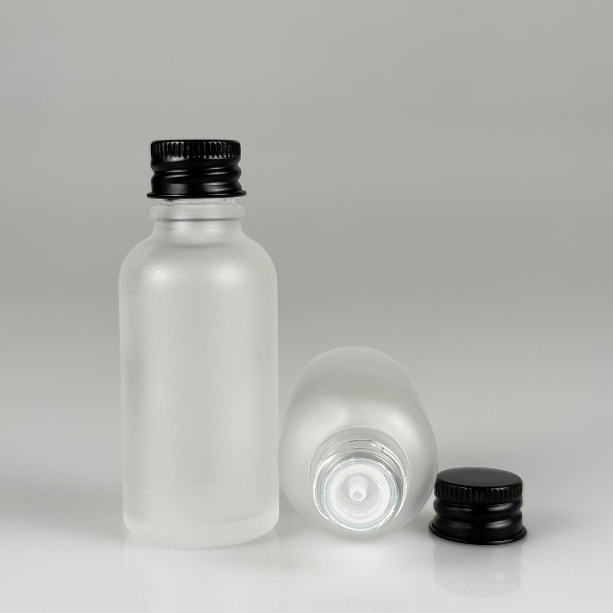 30 CC BUZLU CAM ŞİŞE + KÖPÜK CONTALI SİYAH ALÜMİNYUM METAL KAPAKLI + KOLONYA TIPALI TAKIM - 30 ML BUZLU CAM ŞİŞE