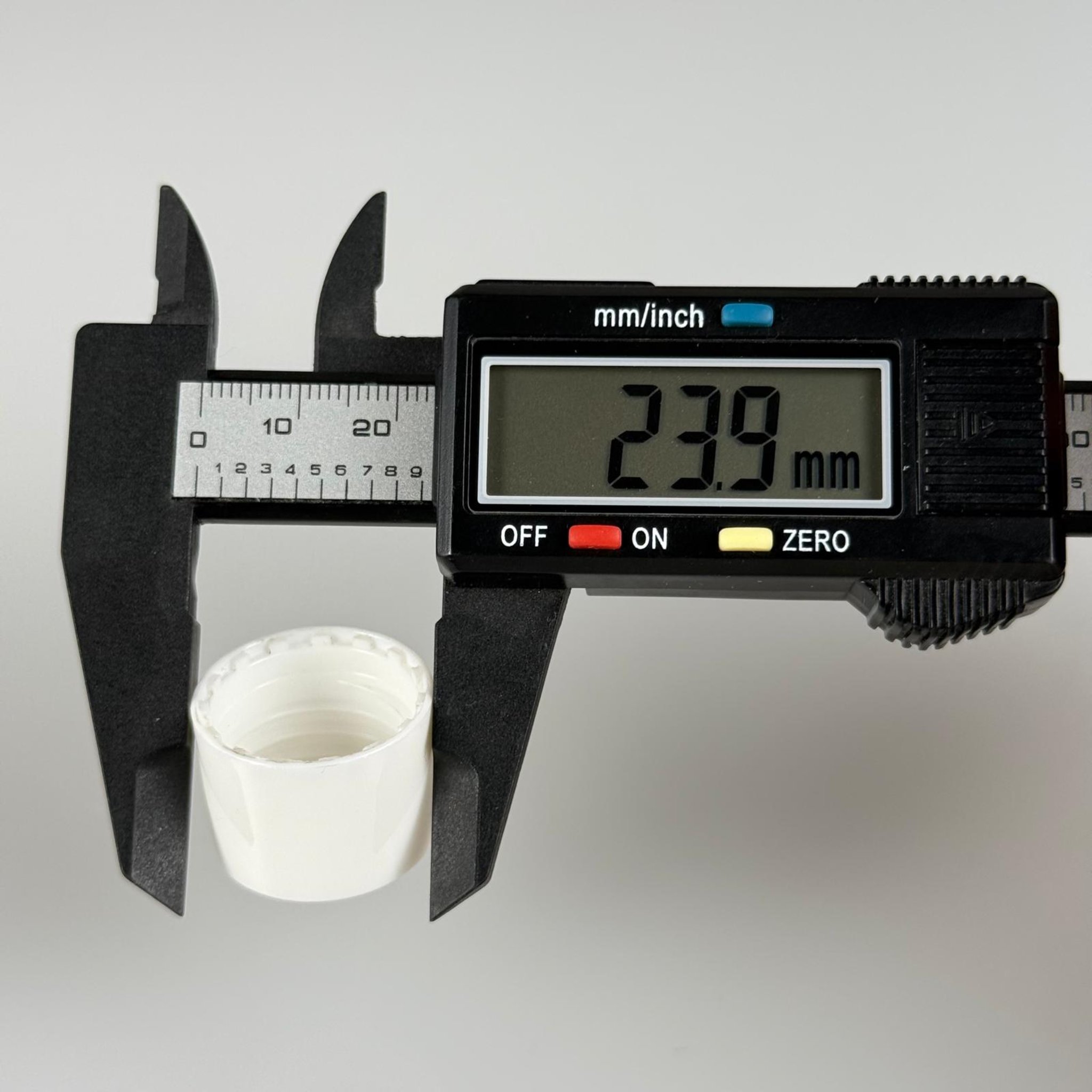 20 MM DELİKLİ BEYAZ KAPAK