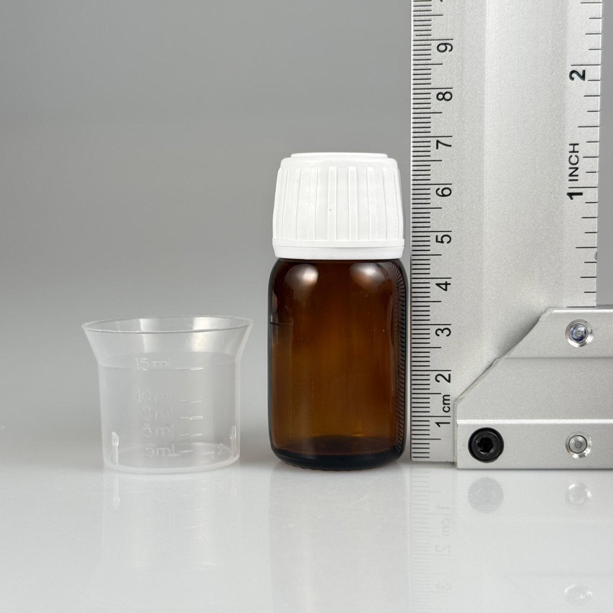 20 CC AMBER CAM ŞİŞE + BEYAZ KİLİTLİ KAPAK + 15 ML ÖLÇEK TAKIM - 20 ML KAHVERENGİ BOŞ ŞURUP ŞİŞESİ (AĞIZ ÇAPI 25 MM) - 20 ML ECZA ŞİŞESİ