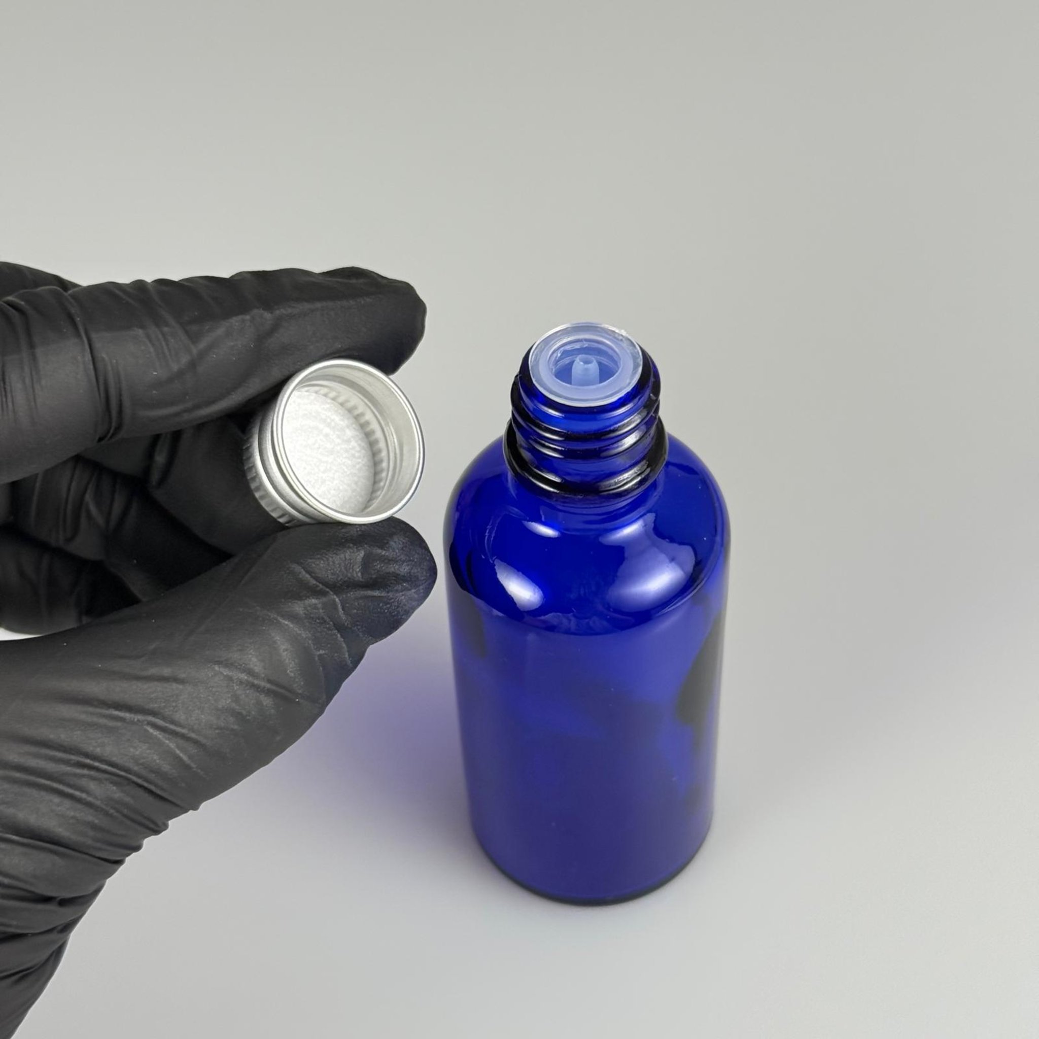 50 CC MAVİ CAM ŞİŞE + KÖPÜK CONTALI GÜMÜŞ ALÜMİNYUM METAL KAPAKLI + DAMLALIKLI KOLONYA TIPALI TAKIM - 50 ML MAVİ CAM ŞİŞE