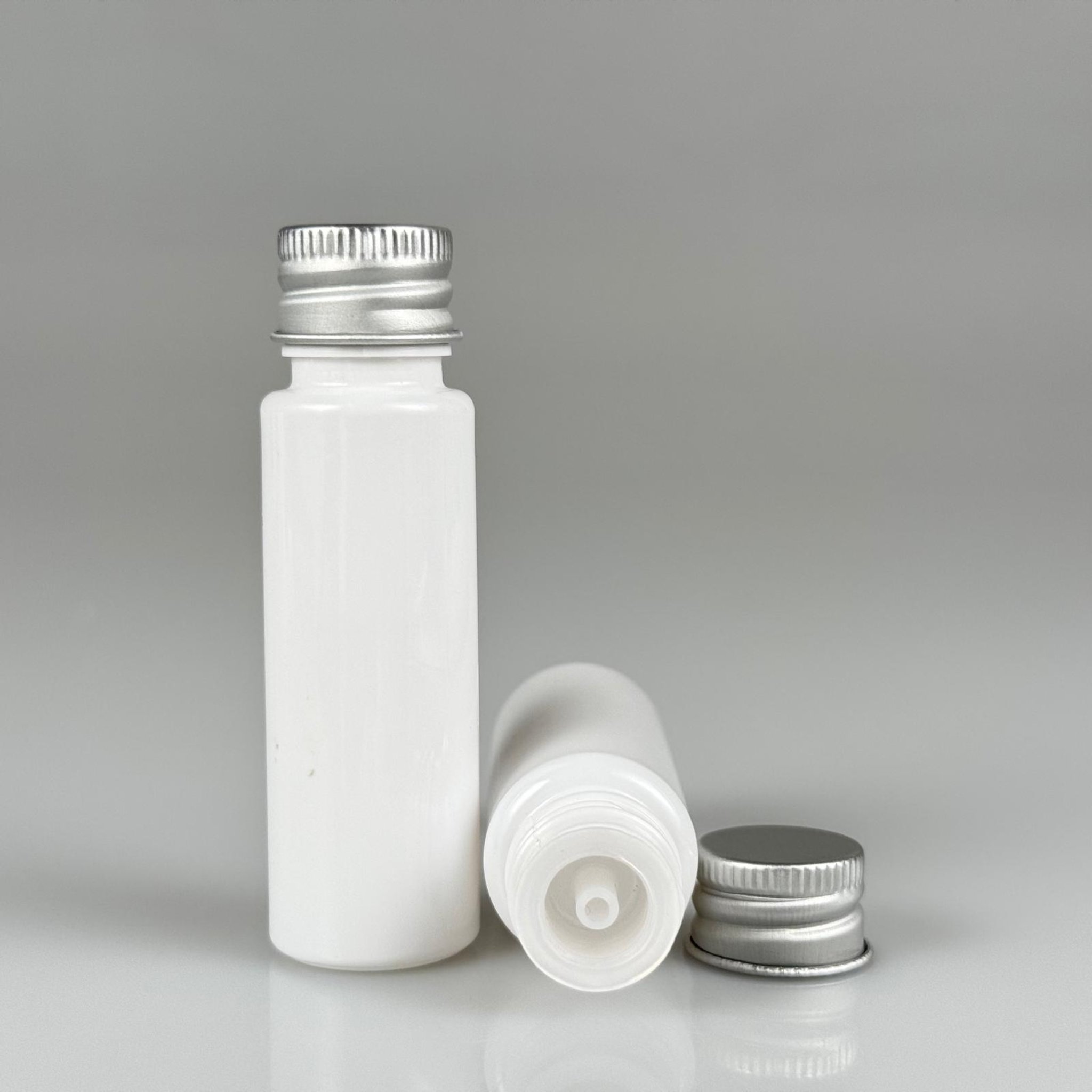 20 CC BEYAZ PET SHOT ŞİŞE - KÖPÜK CONTALI GÜMÜŞ ALÜMİNYUM METAL KAPAKLI + DAMLALIKLI KOLONYA TIPALI TAKIM - 20 ML PLASTİK ŞİŞE