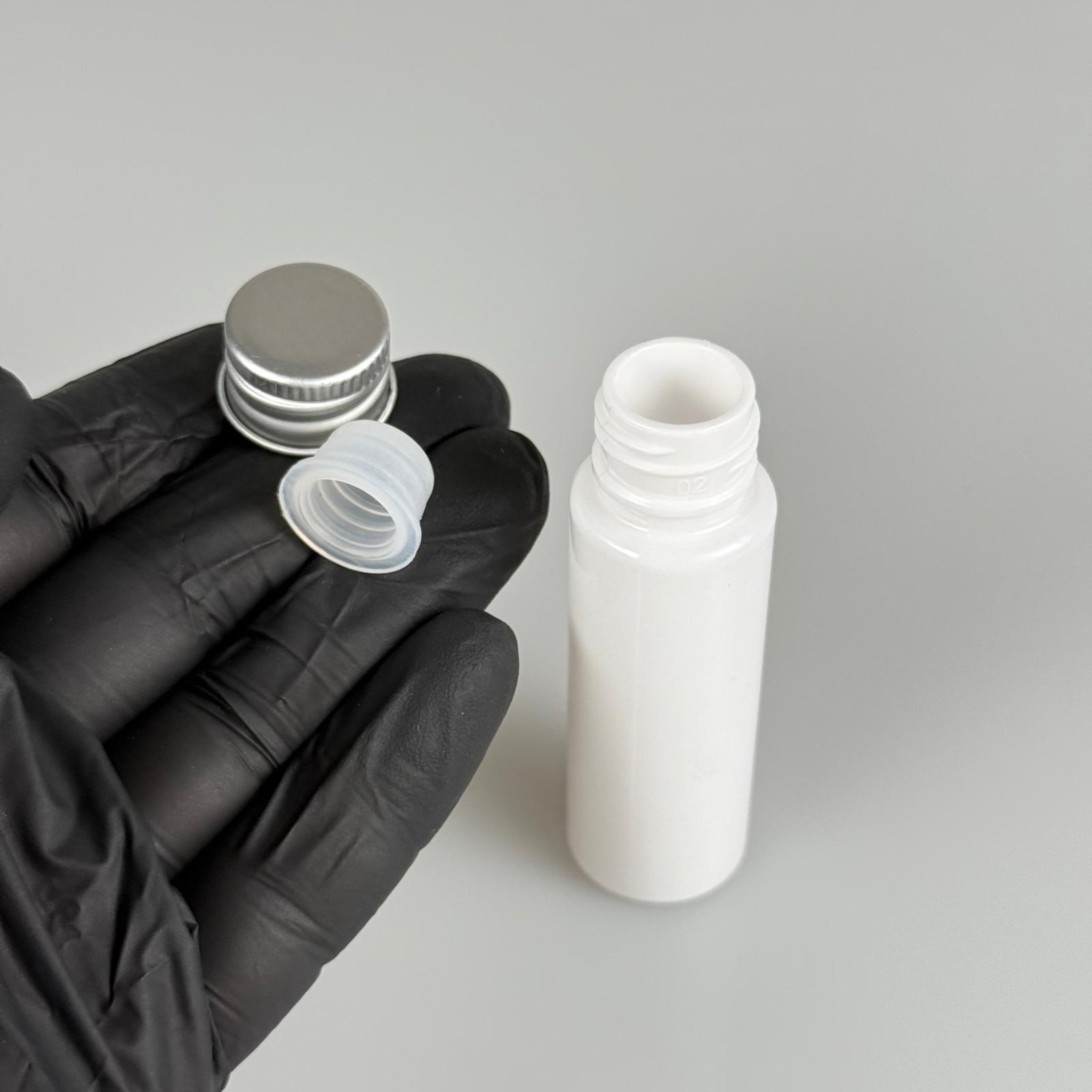 20 CC BEYAZ PET SHOT ŞİŞE - KÖPÜK CONTALI GÜMÜŞ ALÜMİNYUM METAL KAPAKLI + KÖR TIPALI TAKIM - 20 ML PLASTİK ŞİŞE