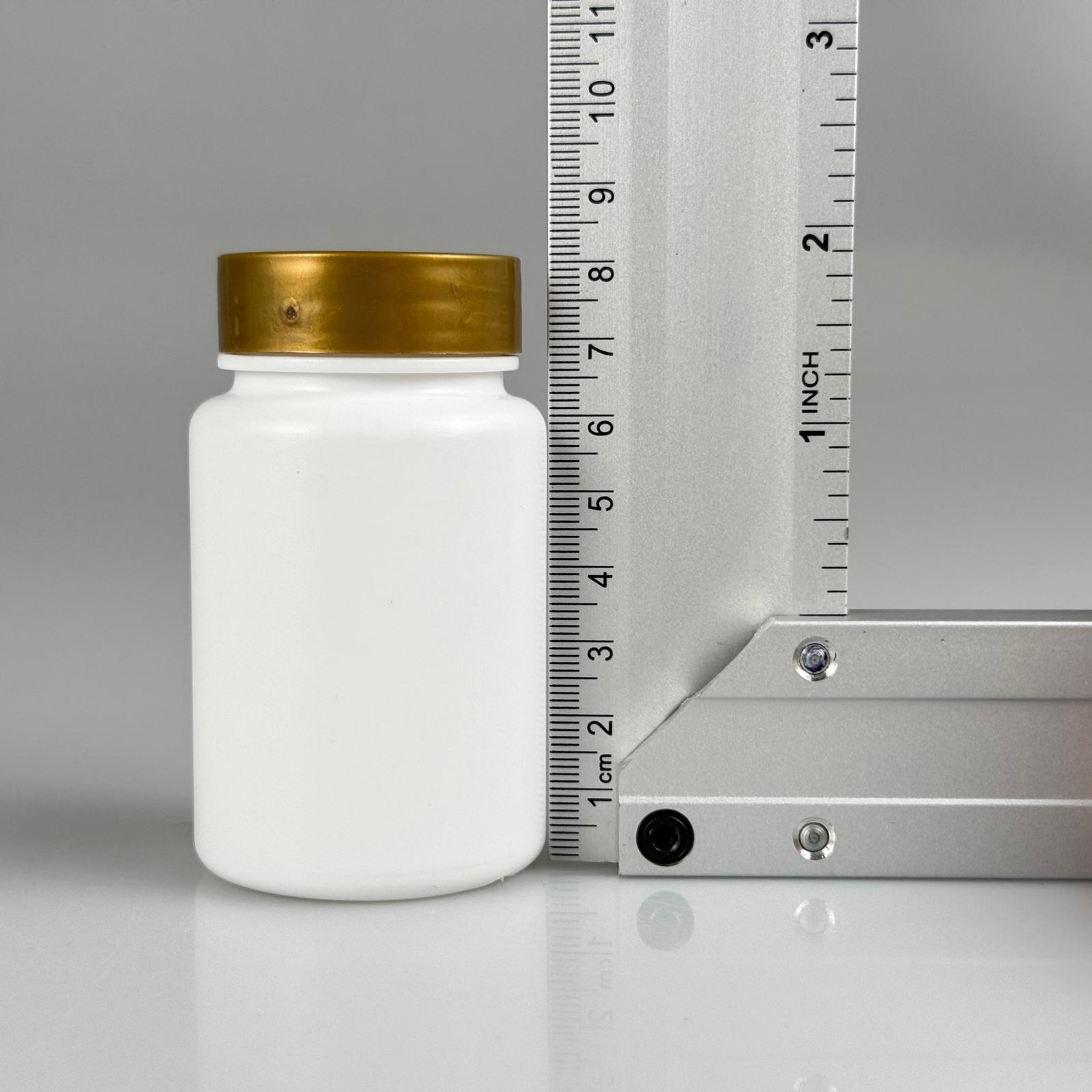 100 CC BEYAZ SERT POLİETİLEN ŞİŞE + GOLD PLASTİK KAPAKLI + KENDİNDEN YAPIŞKANLI KÖPÜK CONTALI - 100 ML POLİETİLEN ŞİŞE