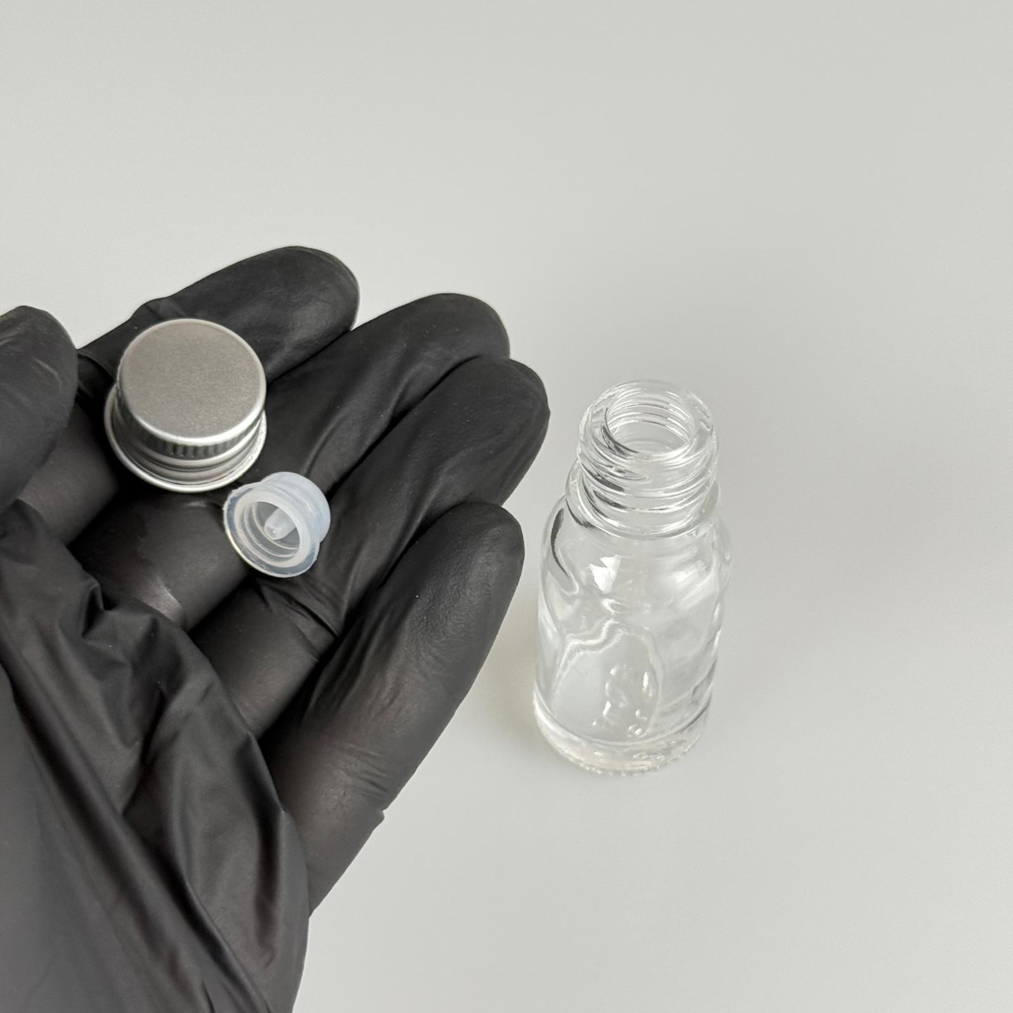 10 CC ŞEFFAF CAM ŞİŞE + KÖPÜK CONTALI GÜMÜŞ ALÜMİNYUM METAL KAPAKLI + KOLONYA TIPALI TAKIM - 10 ML ŞEFFAF CAM ŞİŞE