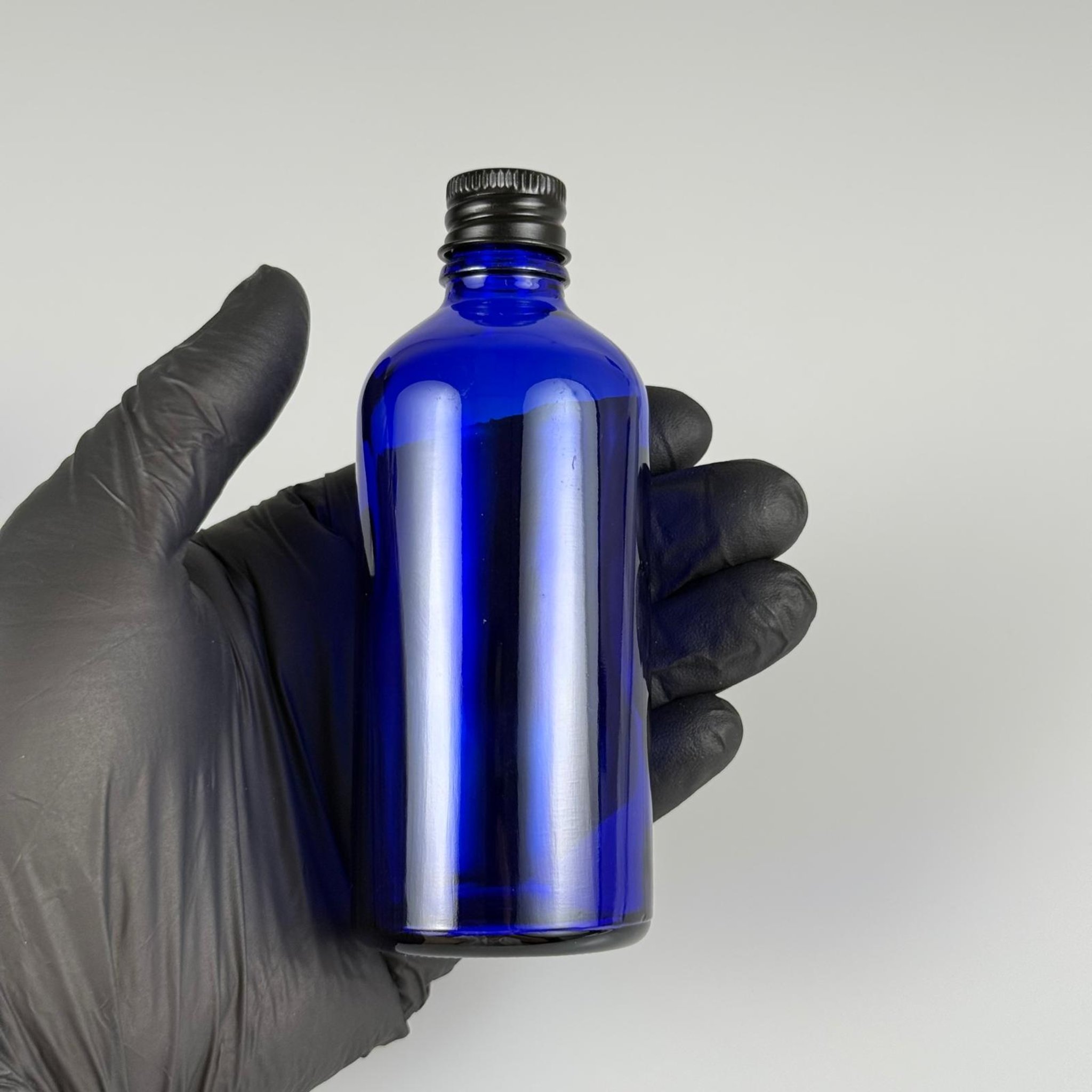 100 CC MAVİ CAM ŞİŞE + KÖPÜK CONTALI SİYAH ALÜMİNYUM METAL + KÖR TIPALI KAPAKLI TAKIM - 100 ML MAVİ CAM ŞİŞE