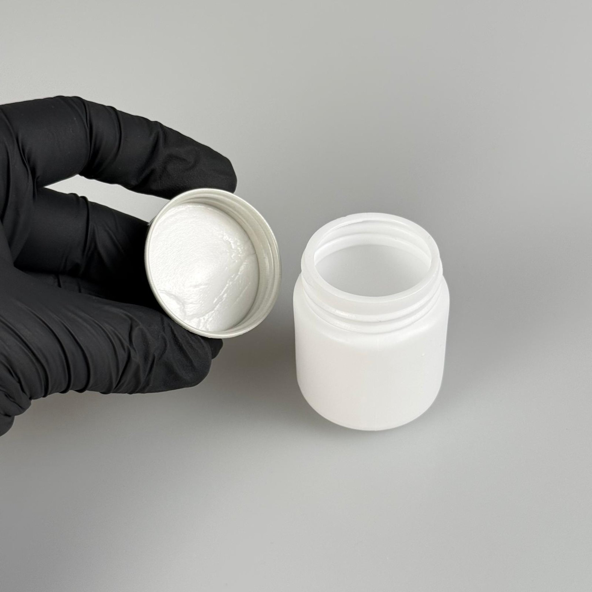 50 CC BEYAZ SERT POLİETİLEN ŞİŞE + SİYAH METAL KAPAKLI - 50 ML POLİETİLEN ŞİŞE