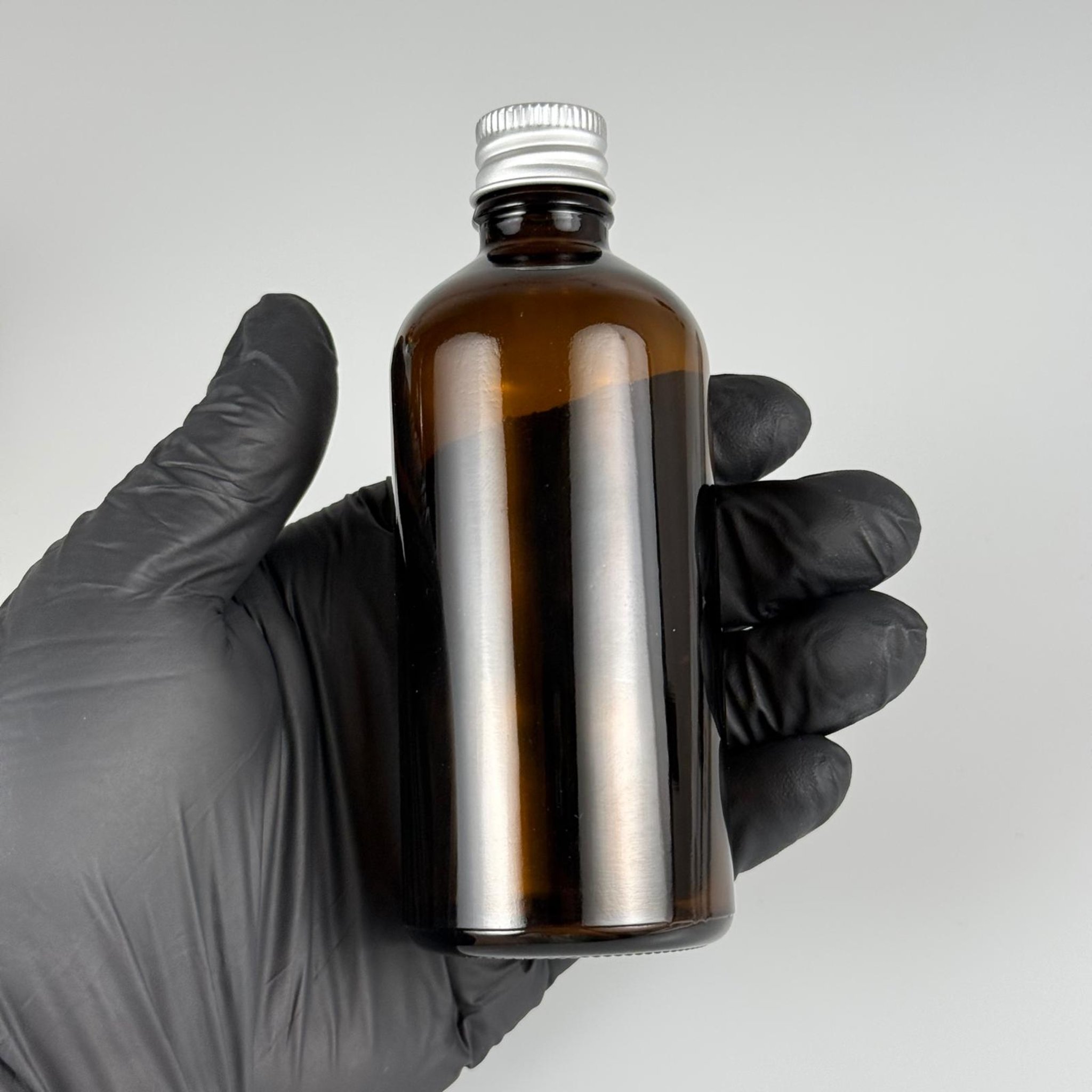 100 CC AMBER CAM ŞİŞE + KÖPÜK CONTALI GÜMÜŞ ALÜMİNYUM METAL KAPAKLI TAKIM - 100 ML KAHVERENGİ CAM ŞİŞE